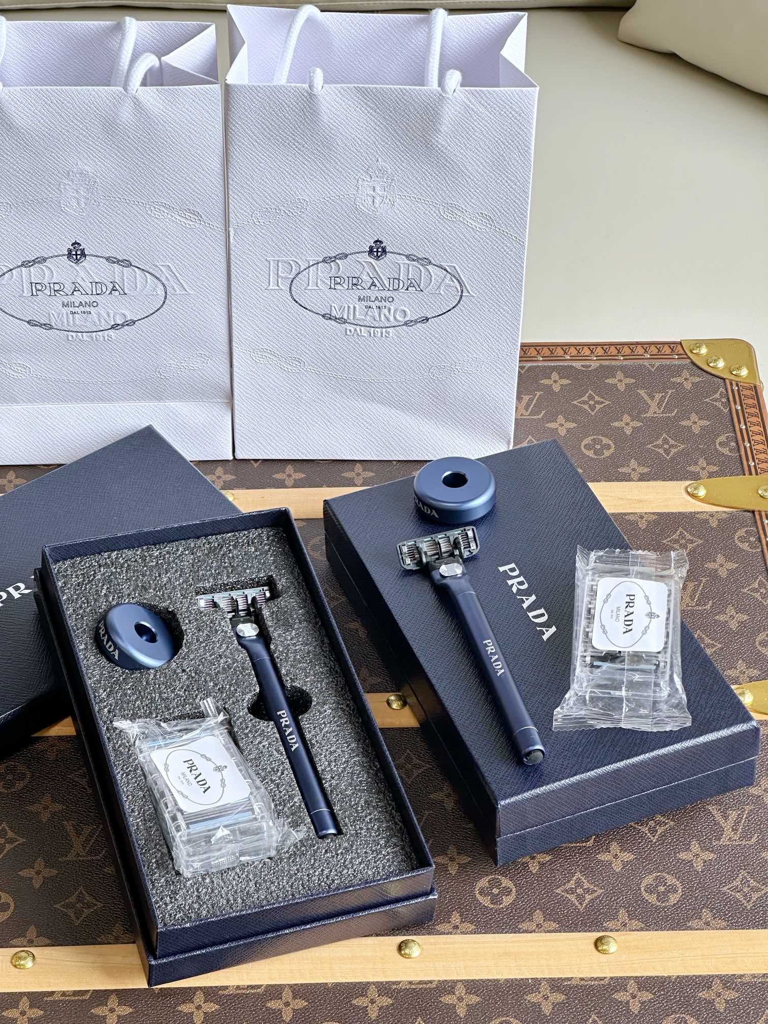 NO:810880,Boys focus on pragmatism!  And it’s really the first time I’ve seen such a good-looking shaver!  It is a VIP gift specially provided by the brand. Previously, a batch was reserved for us through foreign trade channels!  There is not much stock in stock ~ buy now, first served, I highly recommend Amway to everyone!  , trendy department store19860909男生主打实用主义！ 而且颜值这么高的剃须刀 我真的是第一次见！ 属于品牌特供给vi的贵宾礼,之前外贸渠道上预留了一批给到我们！现货不是特别多～现购先得,真的强烈推荐安利 大家！,潮品百货,accessory