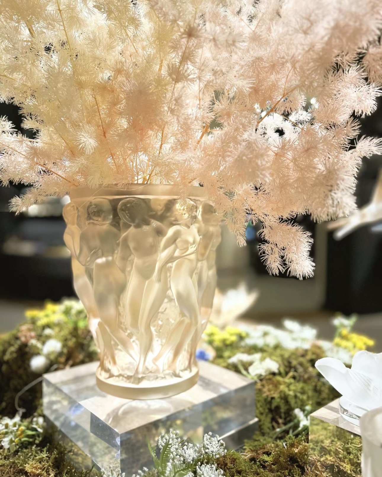 自1927年丰收十美女花瓶问世起,这款令全球藏家渴慕的杰作,浓缩了这位伟大艺术家的心血,成为历久不衰的经典 7