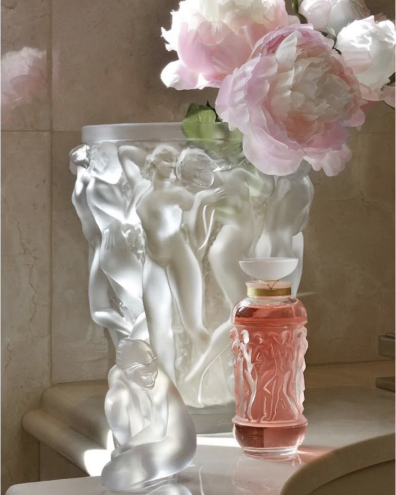 Luminous art glass vase, expertly crafted to capture and refract light - Comprehensive 5