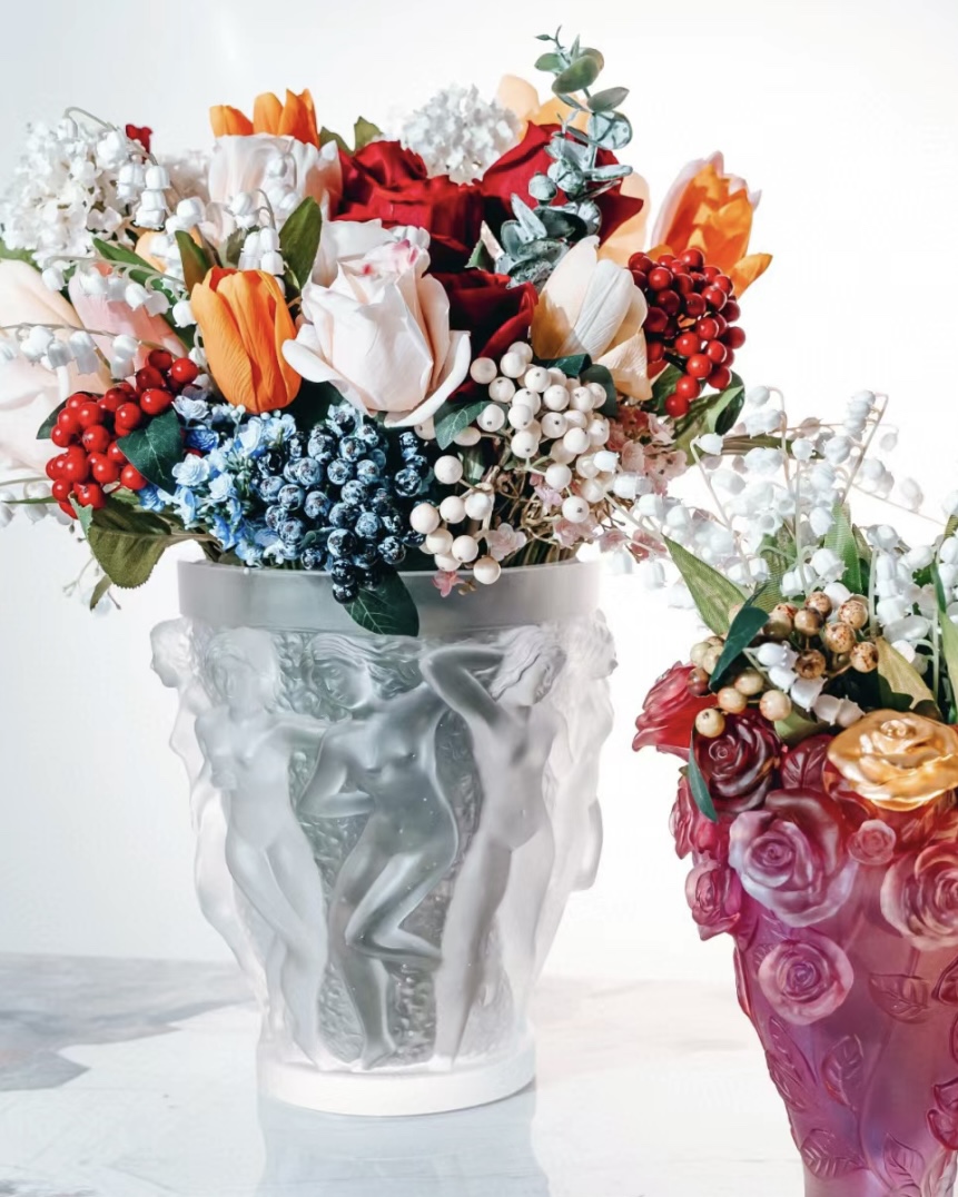 Luminous art glass vase, expertly crafted to capture and refract light - Comprehensive 2