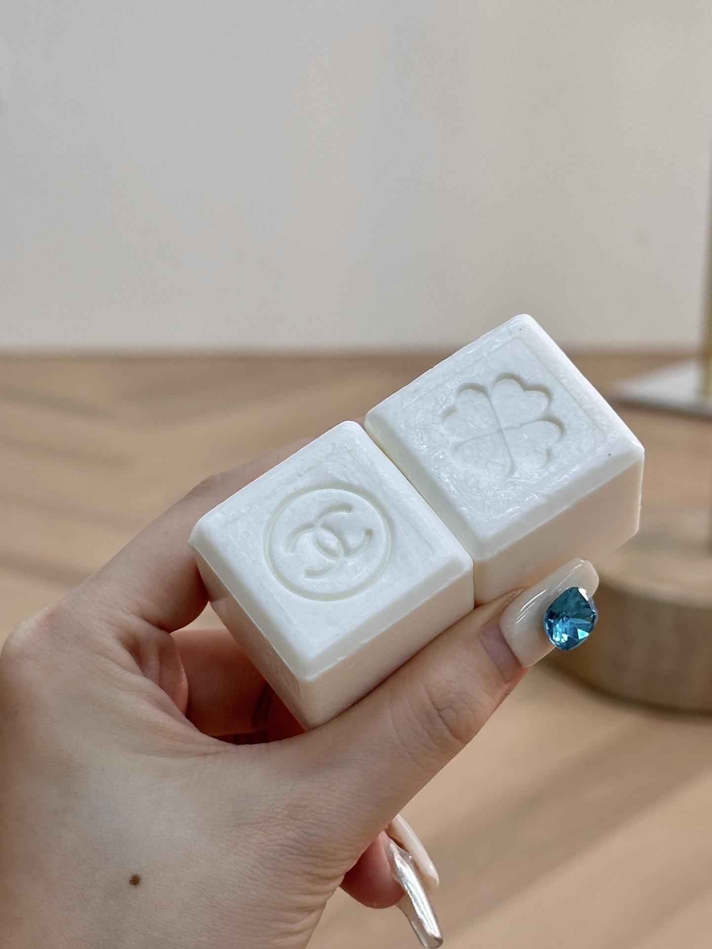 to be displayed as an elegant decorative fragrance diffuser - Comprehensive 4