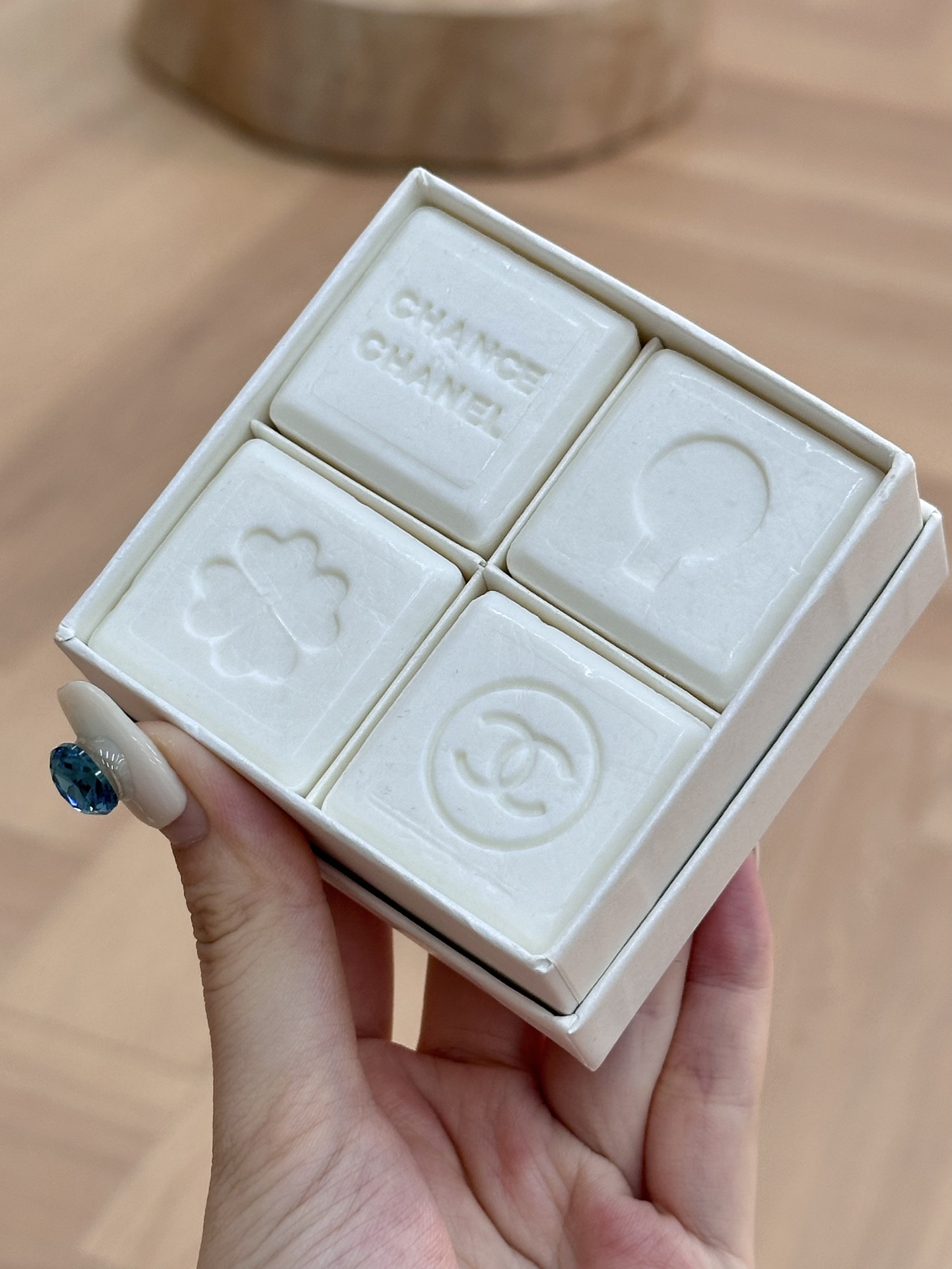 to be displayed as an elegant decorative fragrance diffuser - Comprehensive 2