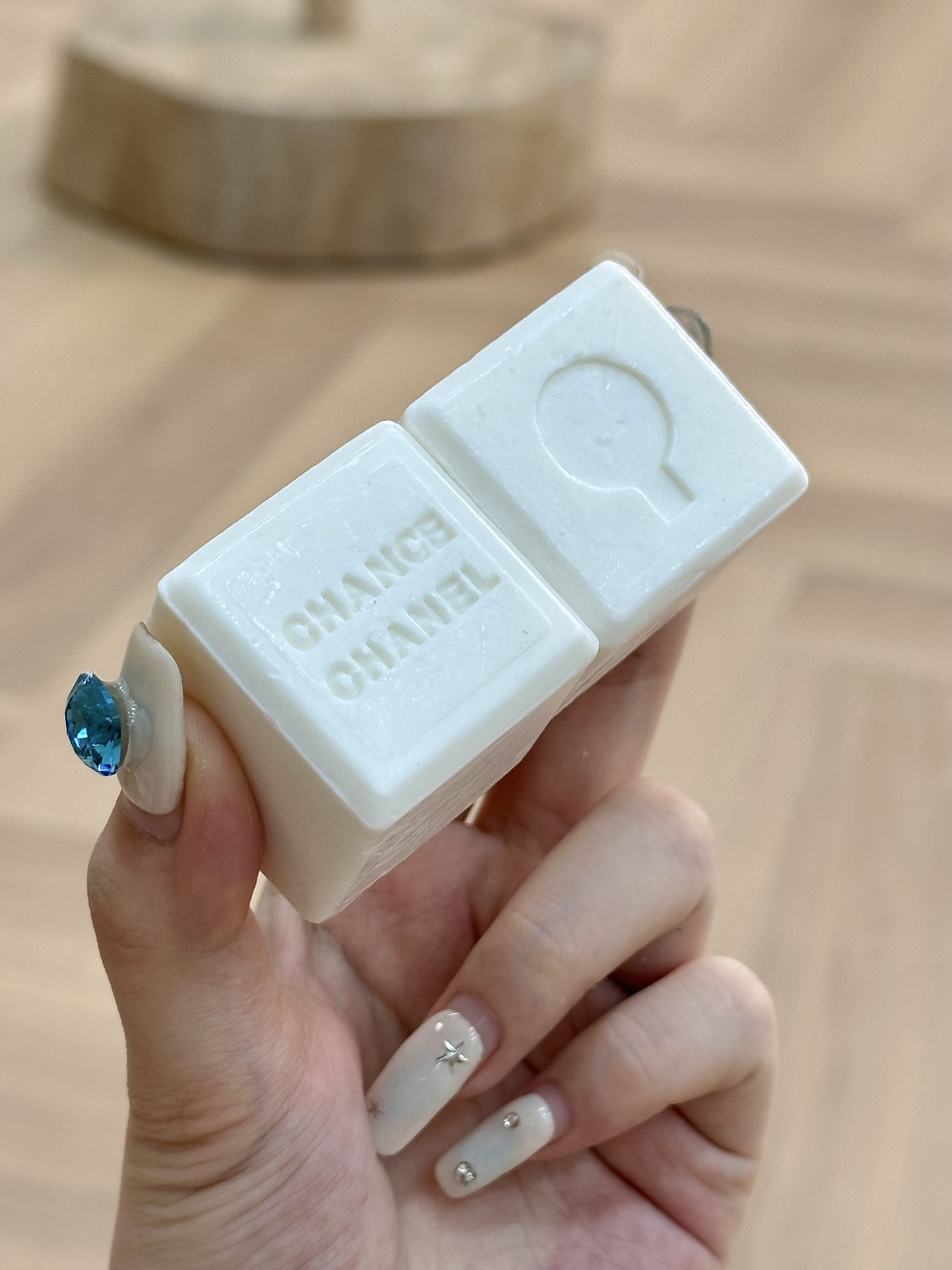 to be displayed as an elegant decorative fragrance diffuser - Comprehensive 3