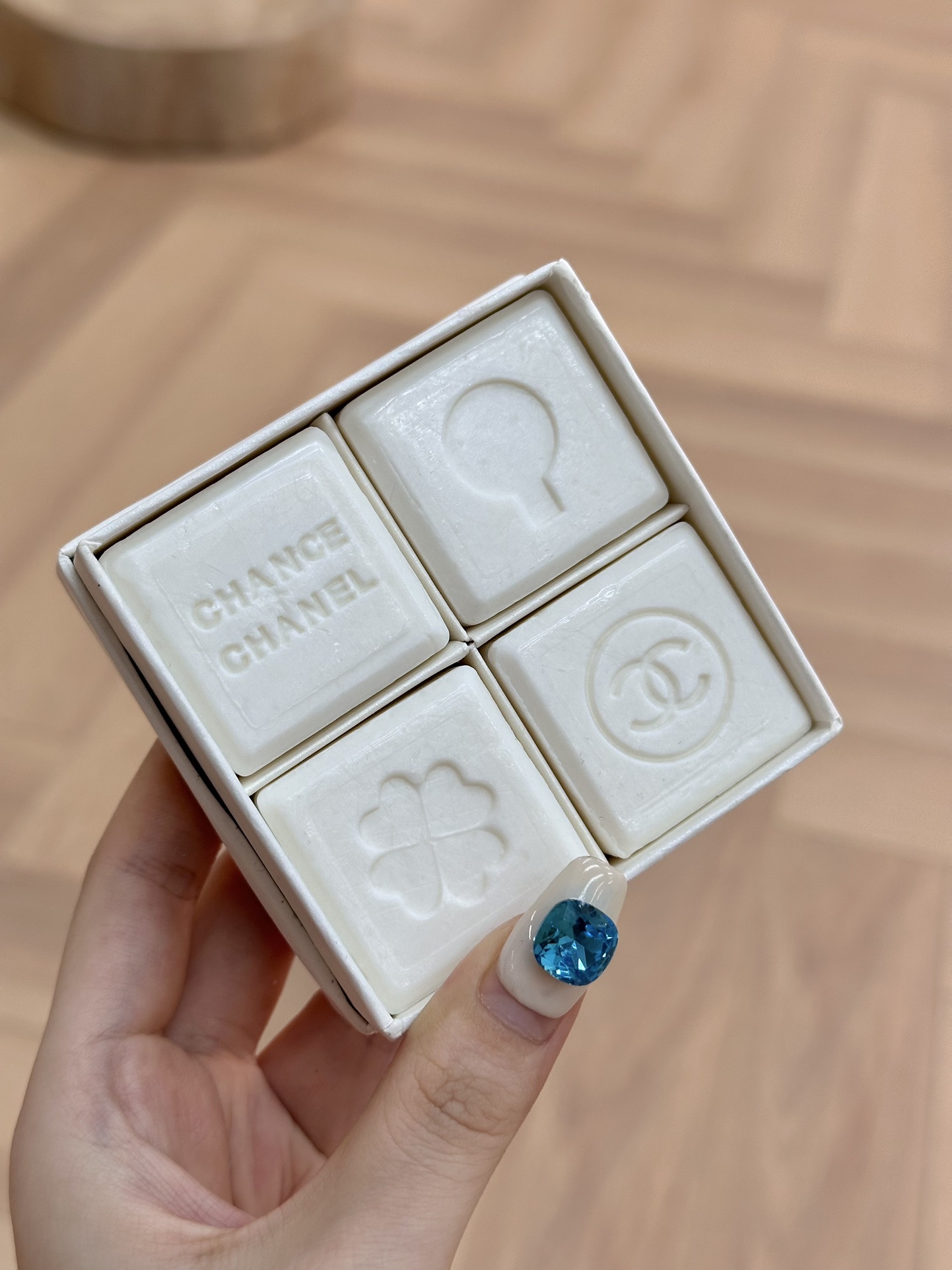 to be displayed as an elegant decorative fragrance diffuser - Comprehensive