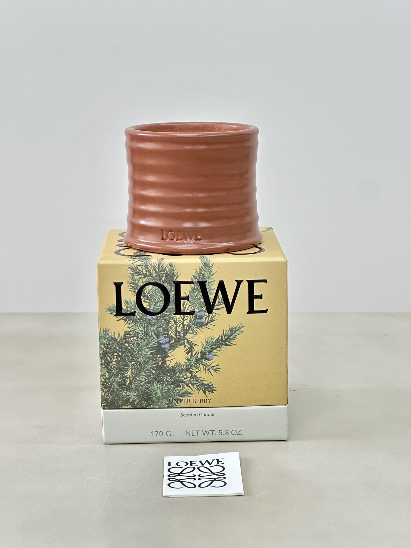 LOEWE Juniper Berry Scented Candle - Comprehensive 3