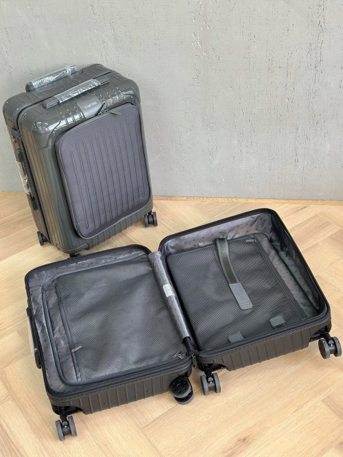 Rimowa RD02 Rolling Suitcase with Compartments and Eco-Friendly Lining