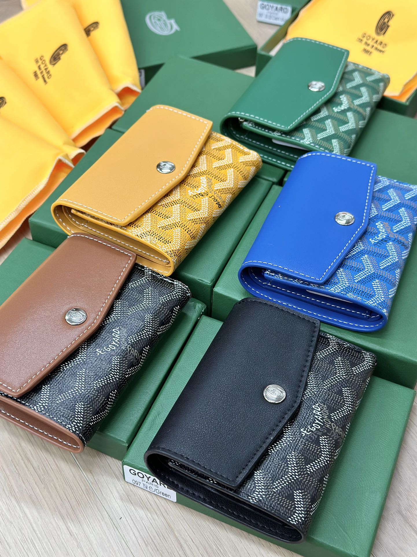 它采用了轻便耐用的帆布材料,使钱包非常适合日常使用 3
