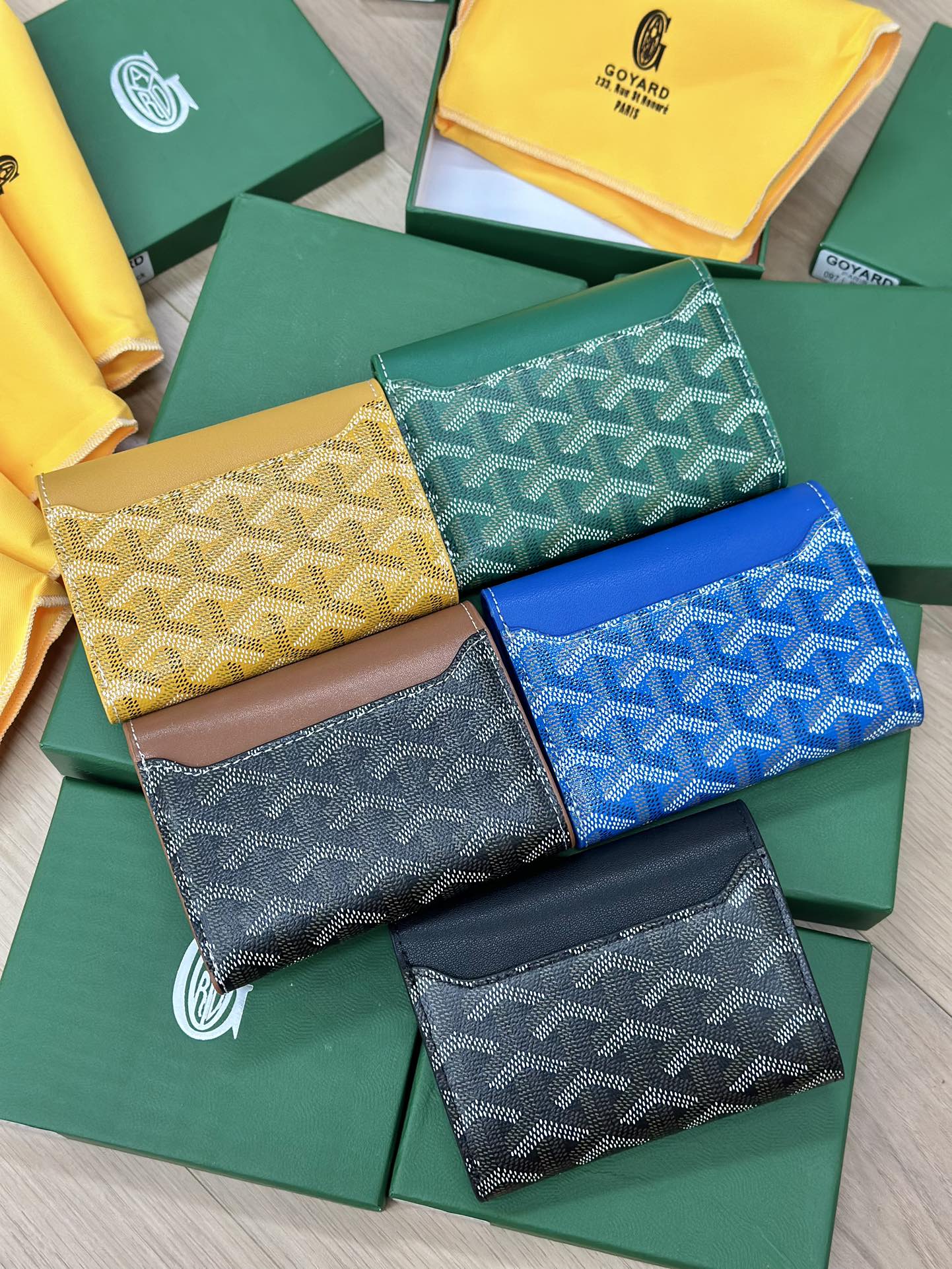 Classic Goyard monogram motif featuring a raised, textured ink finish - Comprehensive