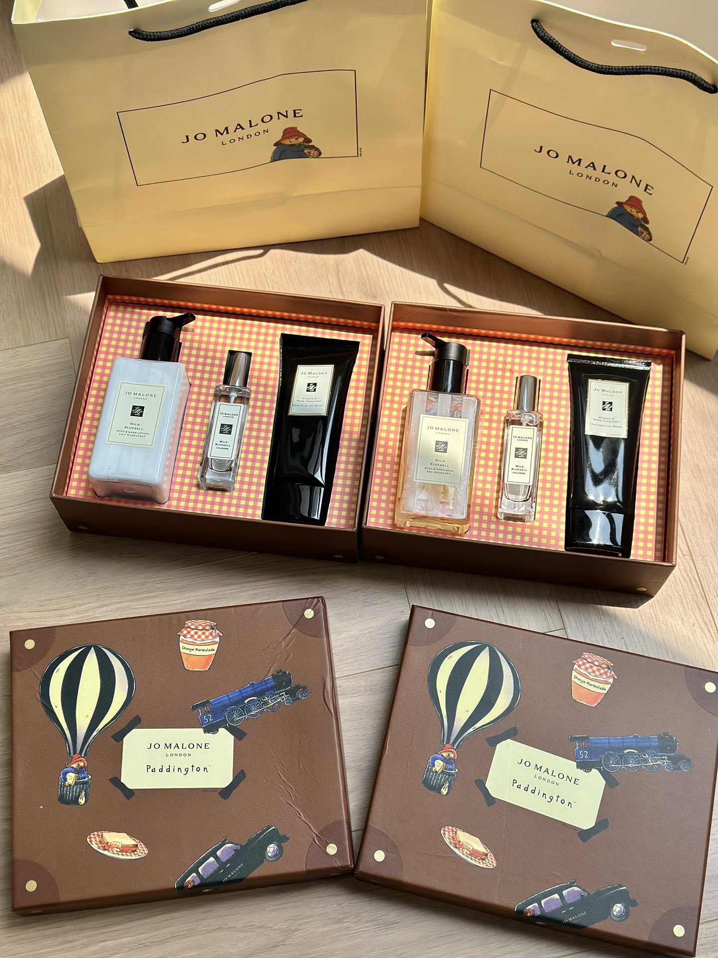 专/70💰
祖马龙帕丁顿熊三件套！
A组 蓝风铃身体乳250ml 蓝风铃香水30ml ve护手霜100ml

B组 蓝风铃沐浴露250ml 蓝风铃香水30ml ve护手霜100ml