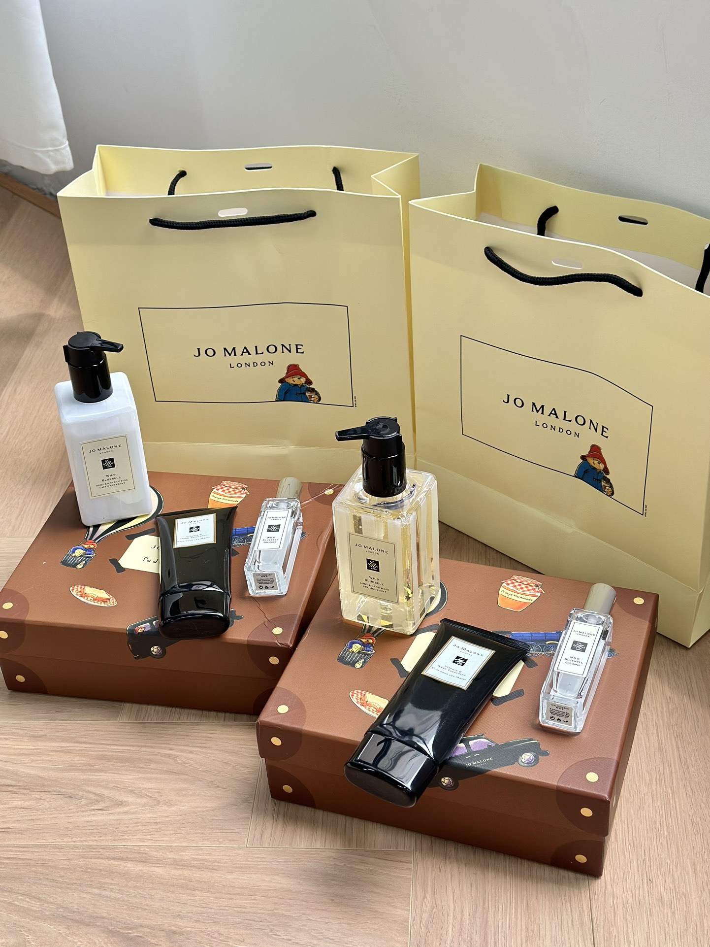 专/70💰
祖马龙帕丁顿熊三件套！
A组 蓝风铃身体乳250ml 蓝风铃香水30ml ve护手霜100ml

B组 蓝风铃沐浴露250ml 蓝风铃香水30ml ve护手霜100ml