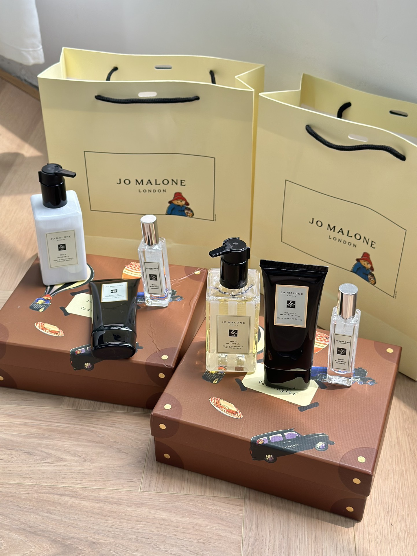 专/70💰
祖马龙帕丁顿熊三件套！
A组 蓝风铃身体乳250ml 蓝风铃香水30ml ve护手霜100ml

B组 蓝风铃沐浴露250ml 蓝风铃香水30ml ve护手霜100ml