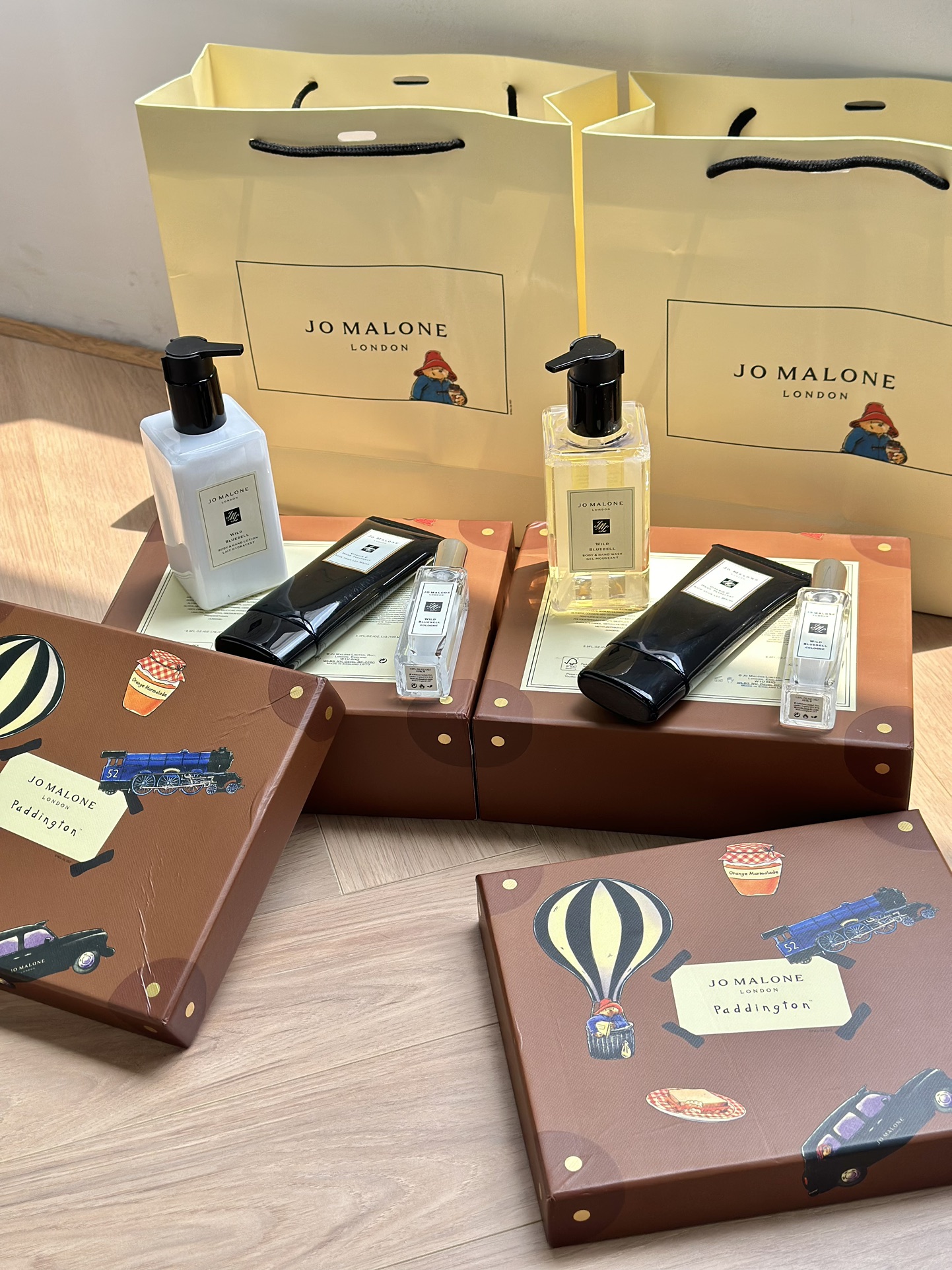 专/70💰
祖马龙帕丁顿熊三件套！
A组 蓝风铃身体乳250ml 蓝风铃香水30ml ve护手霜100ml

B组 蓝风铃沐浴露250ml 蓝风铃香水30ml ve护手霜100ml