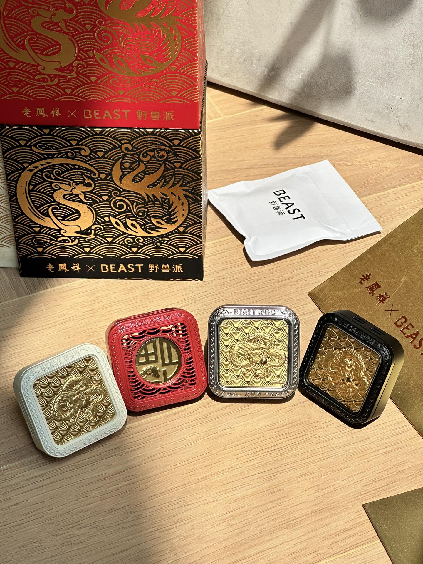 今天我们惊喜奉上到的是黄金车载香氛老凤祥x野兽派推出龙年 限定新品车载 5