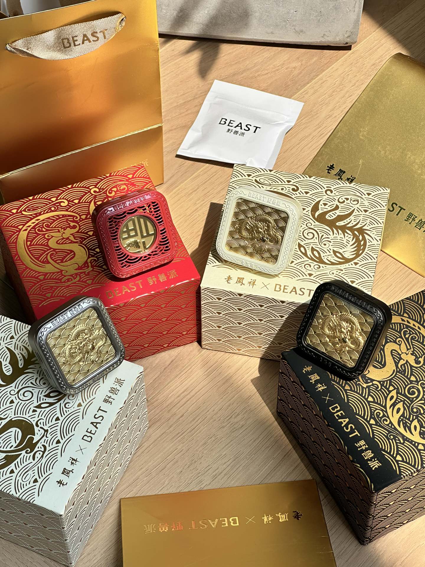 今天我们惊喜奉上到的是黄金车载香氛老凤祥x野兽派推出龙年 限定新品车载 4