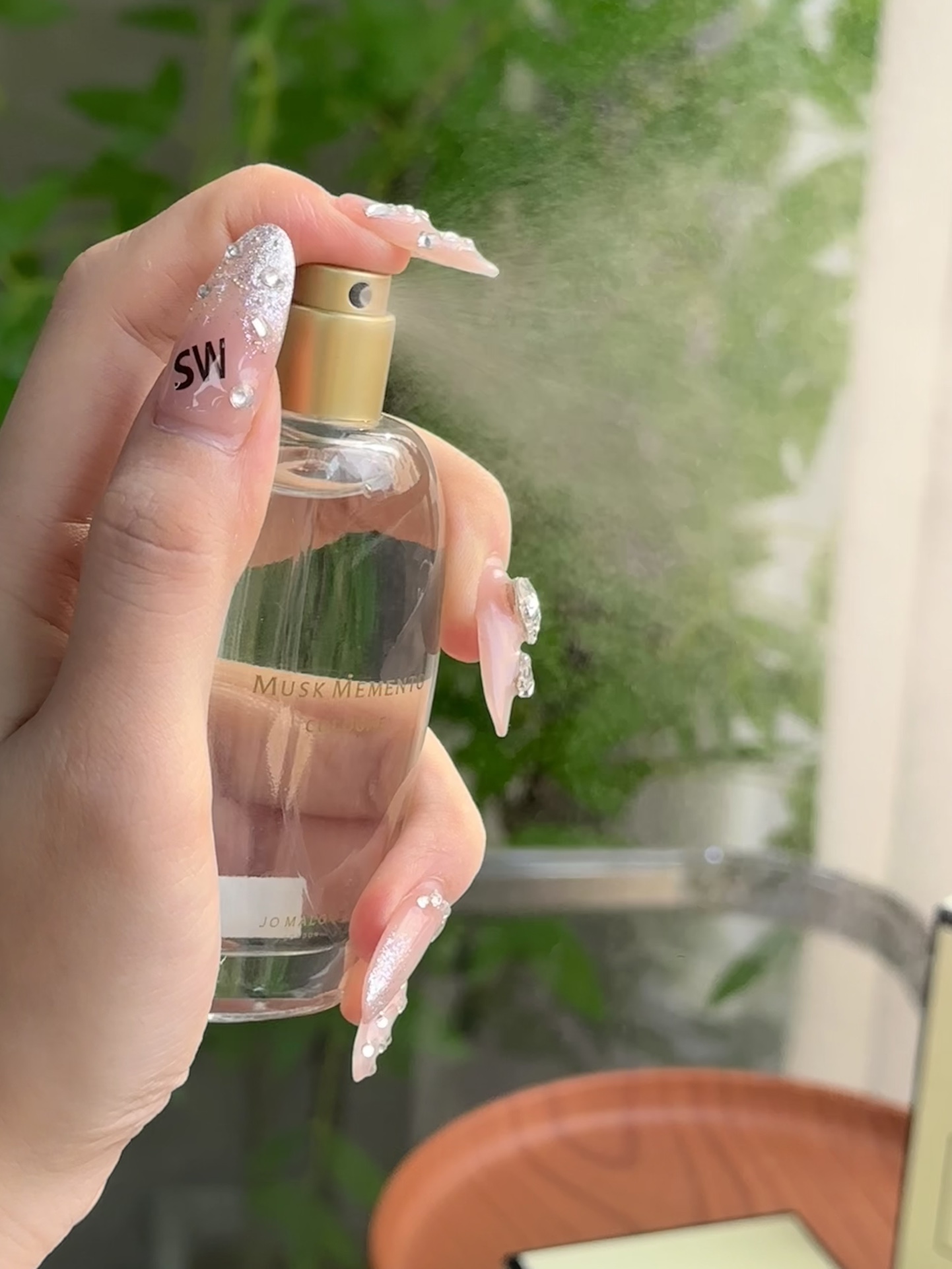 每一瓶香水喷头出雾很细 很丝滑 8