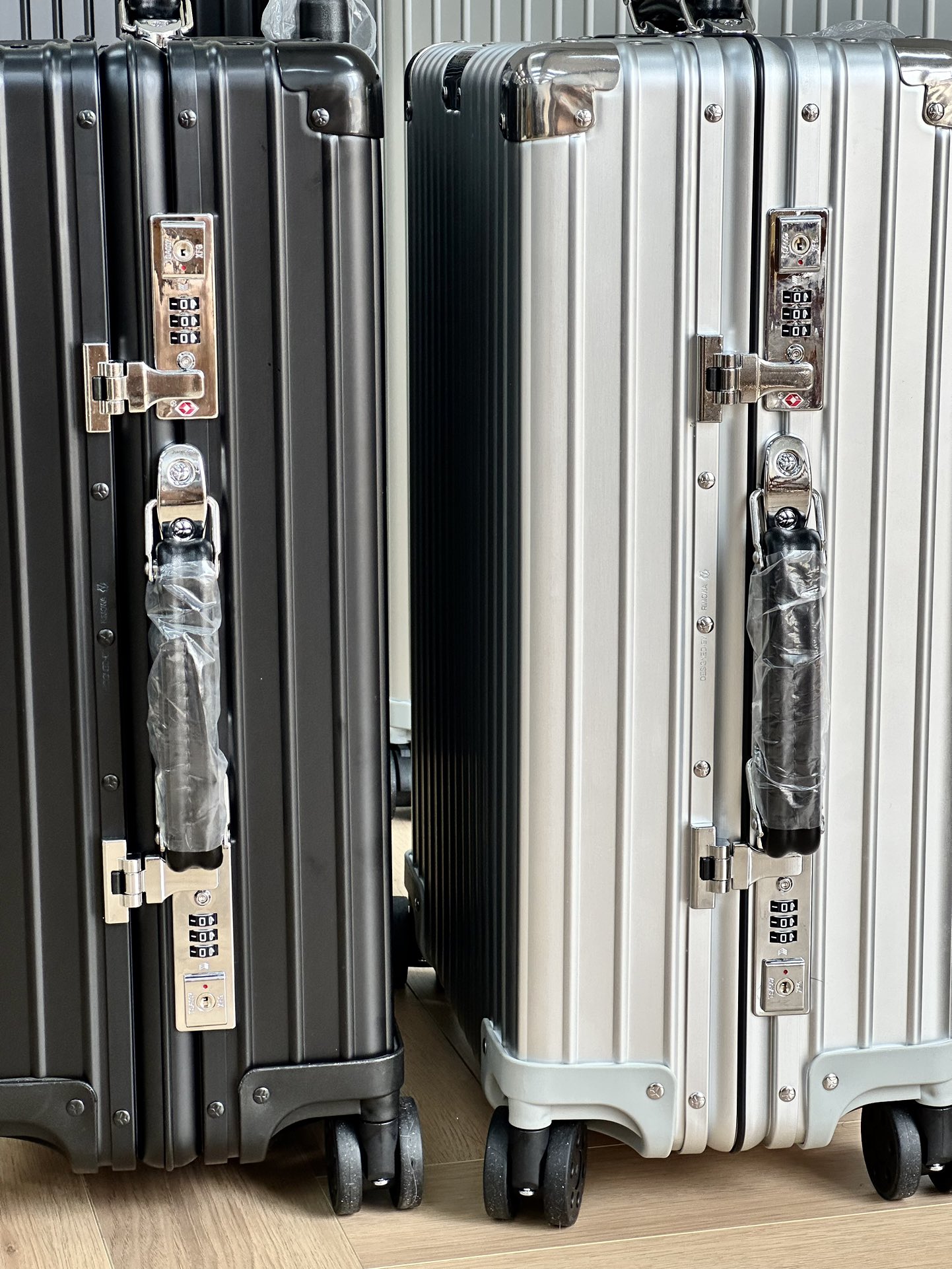 ️重点来了,咱家采用的是日默瓦指定的006海关锁,具有很强的安全性,可确保行李在过关时不被强行拆开,懂行的都知道一般的行李箱根本不会用到006锁 6