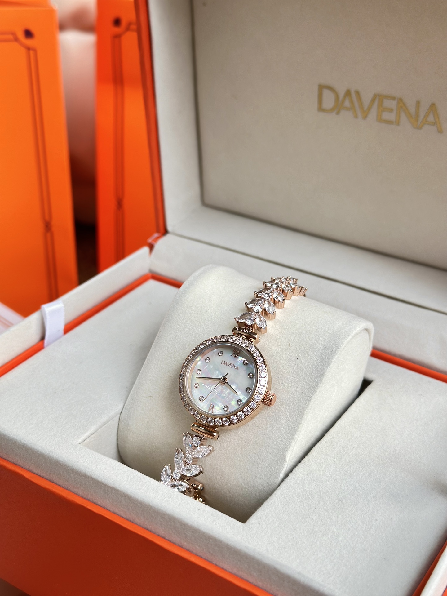 Rose Gold Mermaid Watch with White Mother-of-Pearl Dial - Comprehensive 4