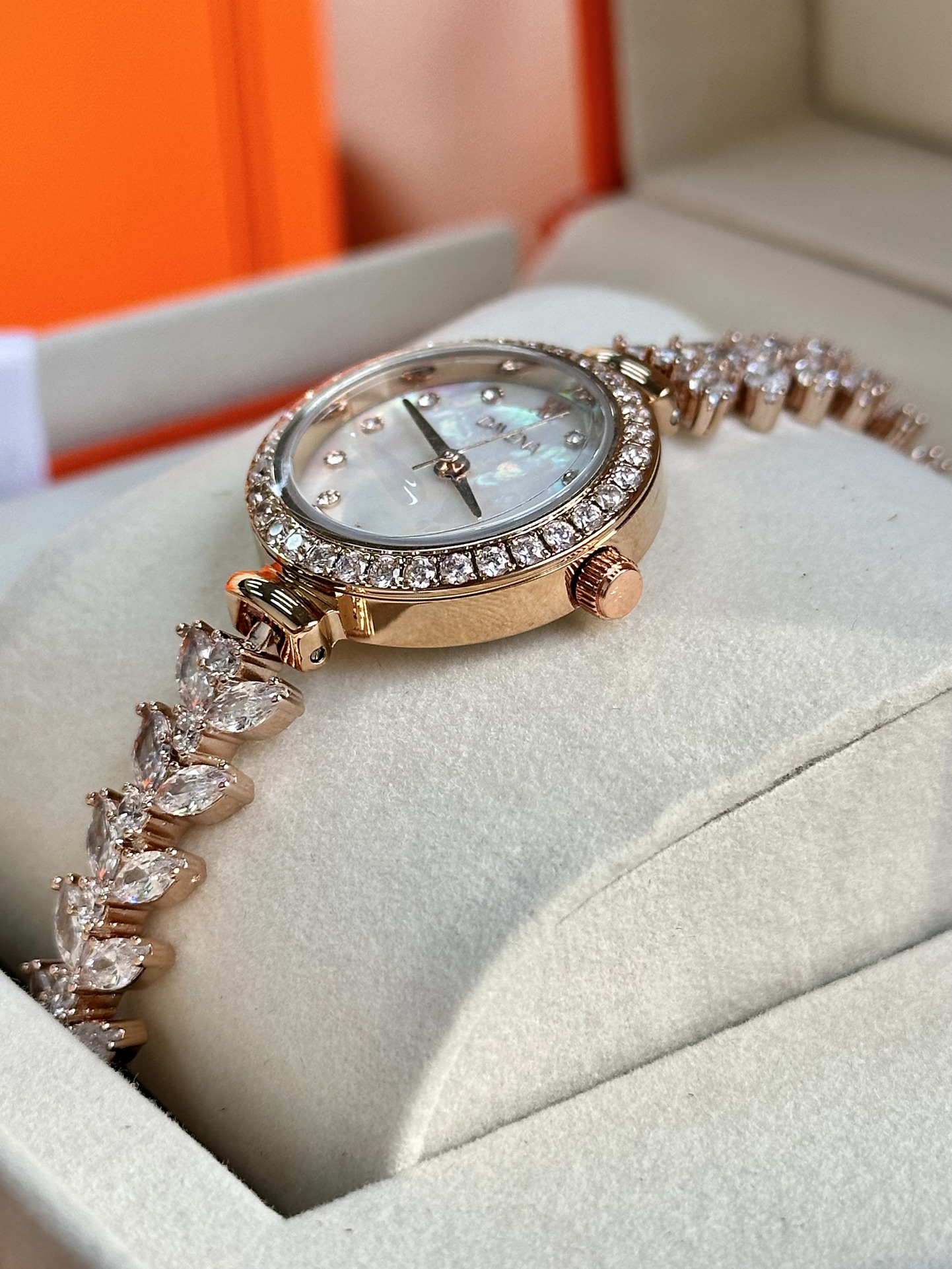 Rose Gold Mermaid Watch with White Mother-of-Pearl Dial - Comprehensive 5