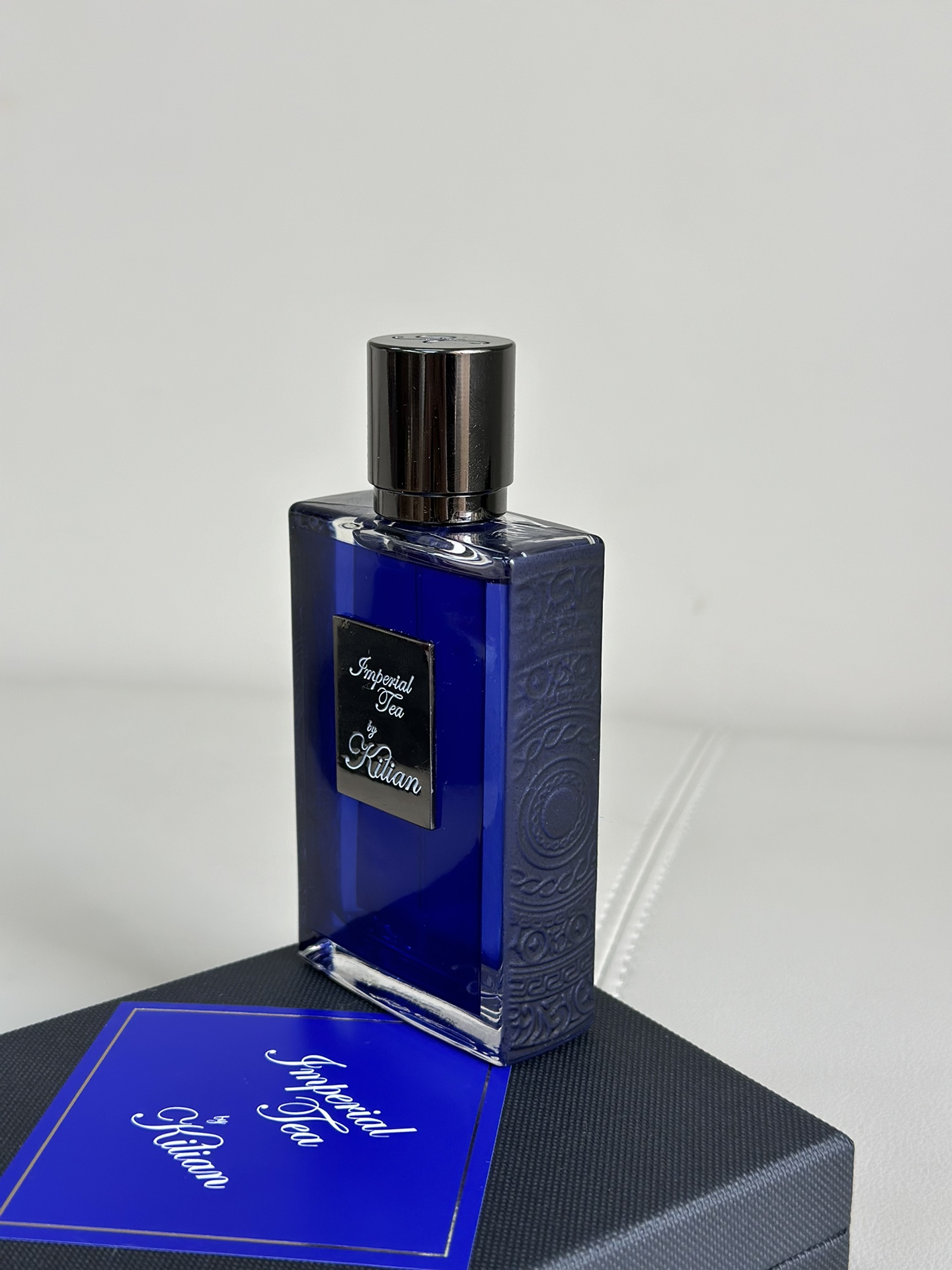 The fragrance settles into an enduring foundation of vetiver oil and - Comprehensive 3