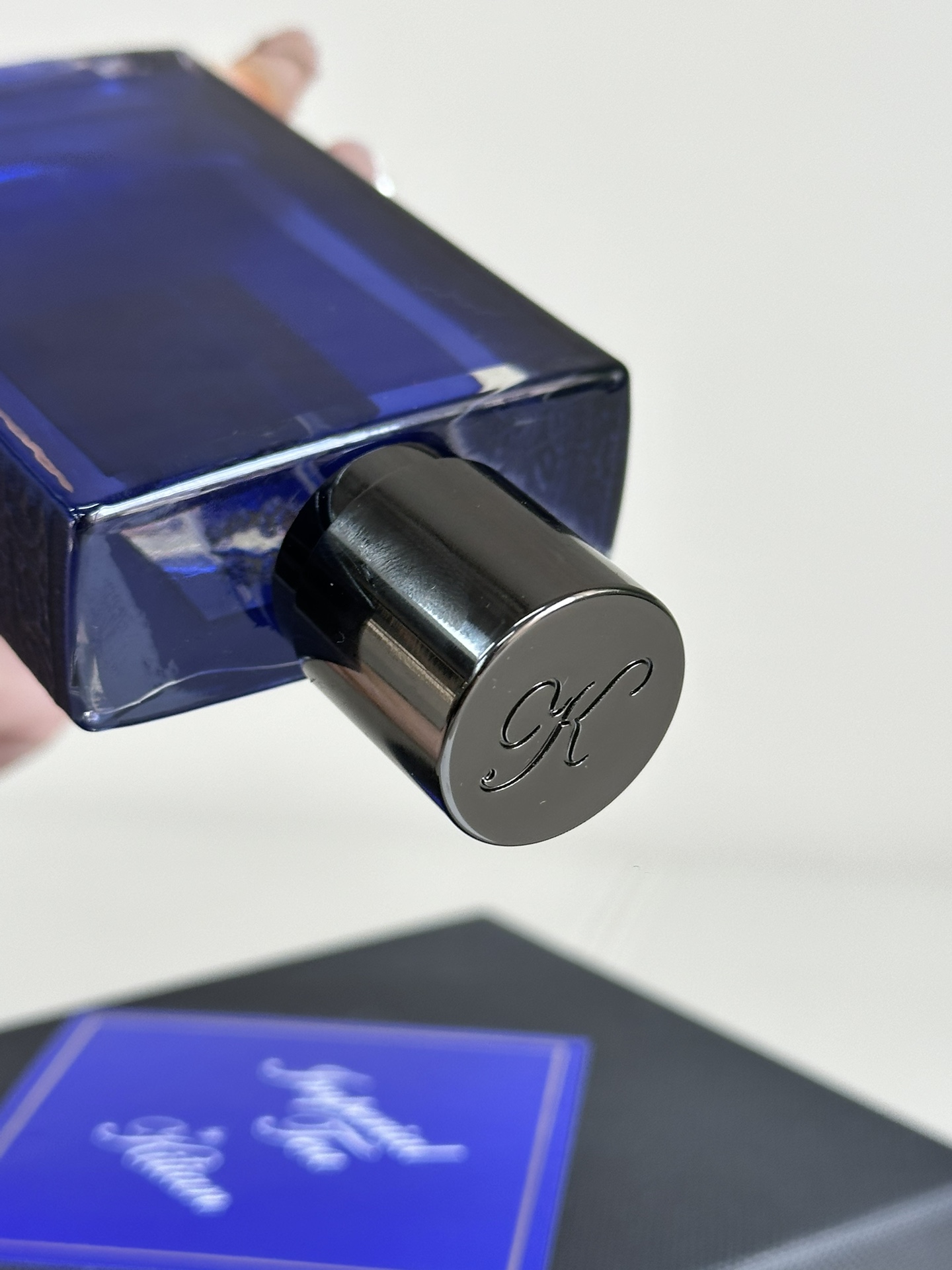 The fragrance settles into an enduring foundation of vetiver oil and - Comprehensive 7