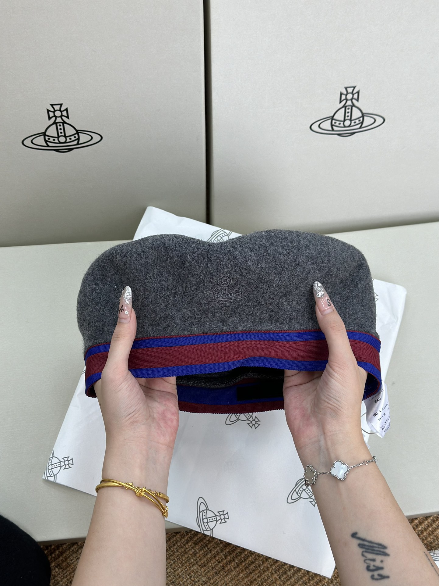 Wool construction with a full, structured silhouette. - Comprehensive 7
