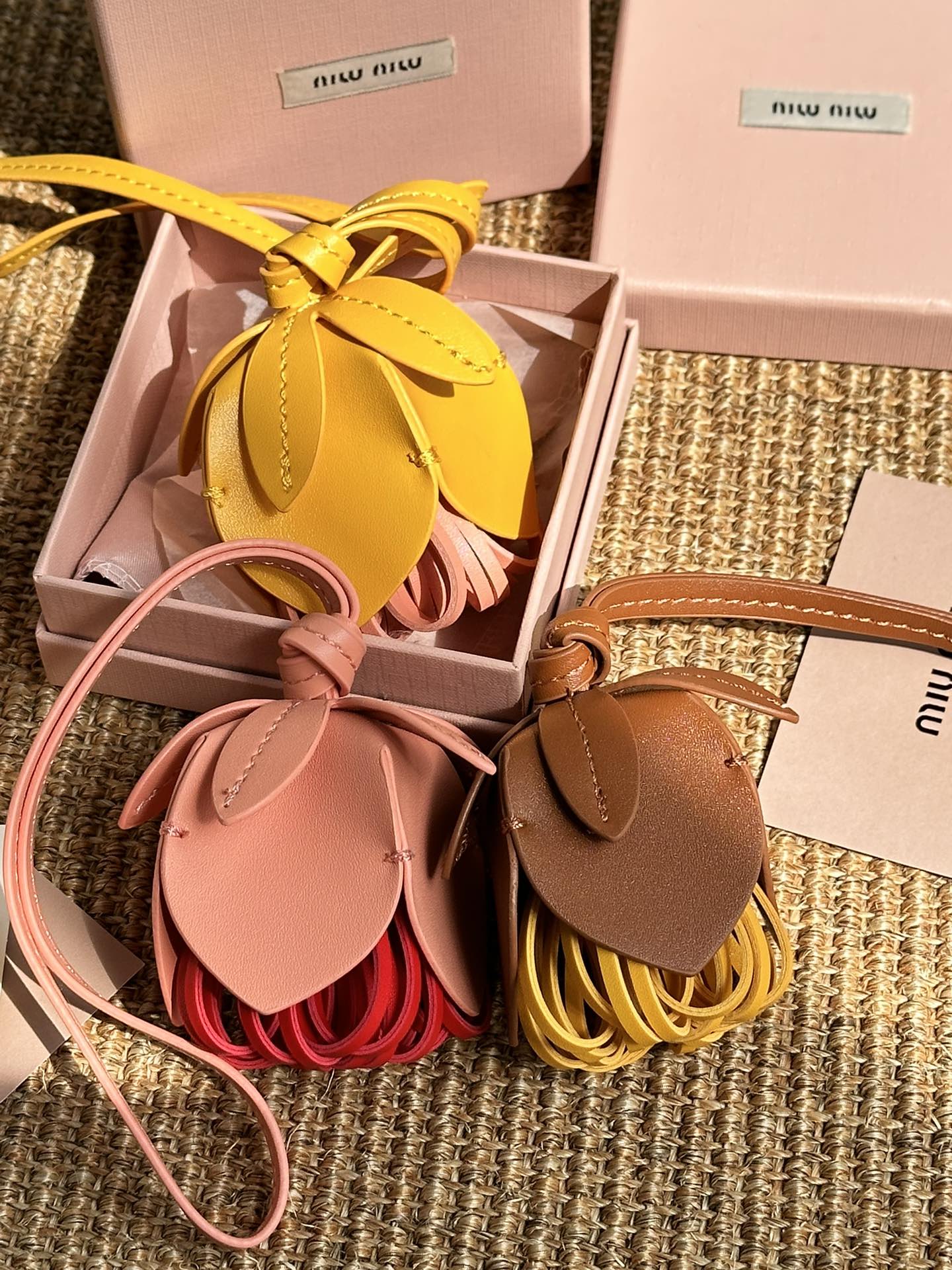 Crafted from imported calfskin leather. The structured silhouette lends  - Comprehensive 2