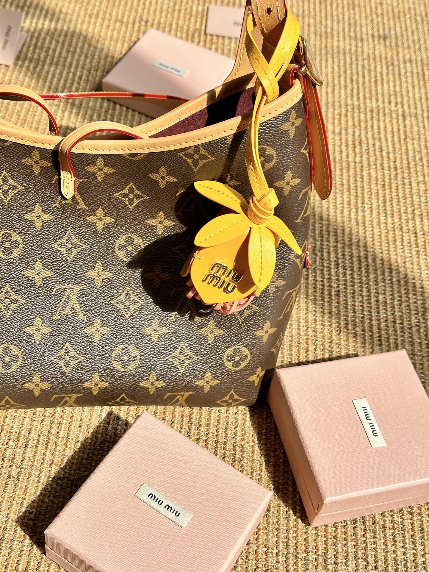 miumiu 花朵包挂饰,这款以皮革制作的立体花朵活泼玩味设计吸睛度满分,金属字母标志为造型增添了经典的气息,配在包包上回头率立刻飙升 6