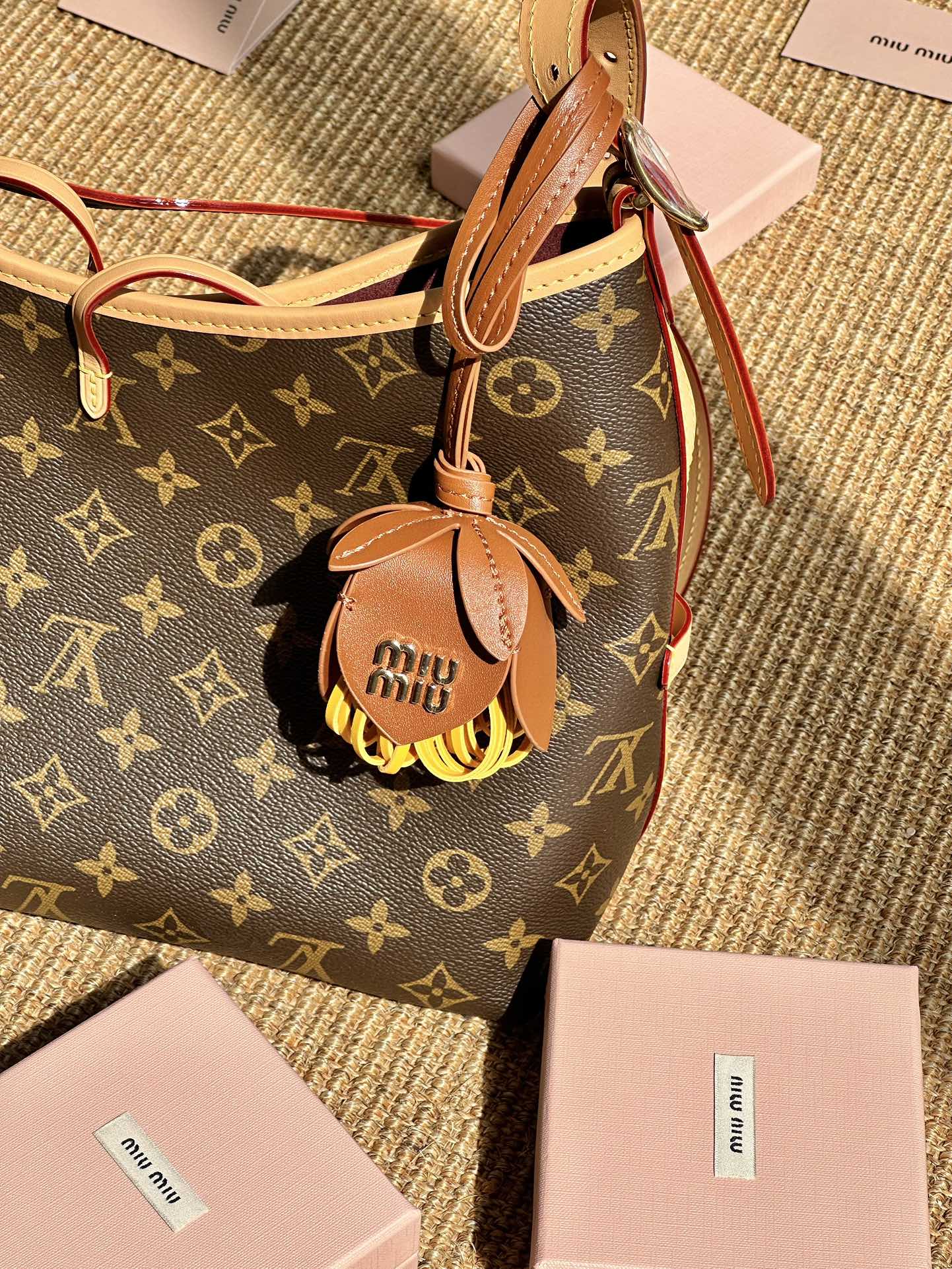miumiu 花朵包挂饰,这款以皮革制作的立体花朵活泼玩味设计吸睛度满分,金属字母标志为造型增添了经典的气息,配在包包上回头率立刻飙升 2