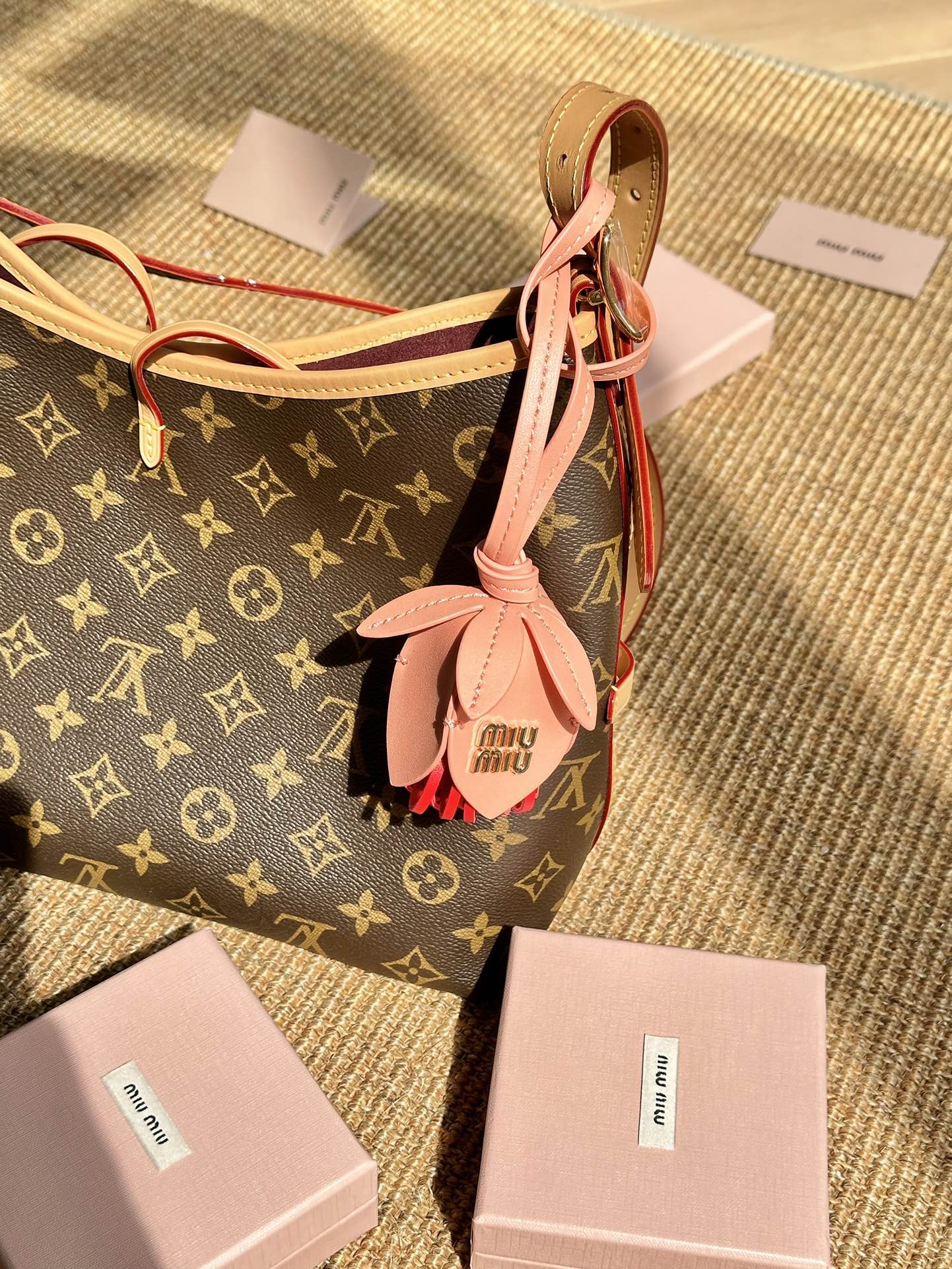 miumiu 花朵包挂饰,这款以皮革制作的立体花朵活泼玩味设计吸睛度满分,金属字母标志为造型增添了经典的气息,配在包包上回头率立刻飙升 4