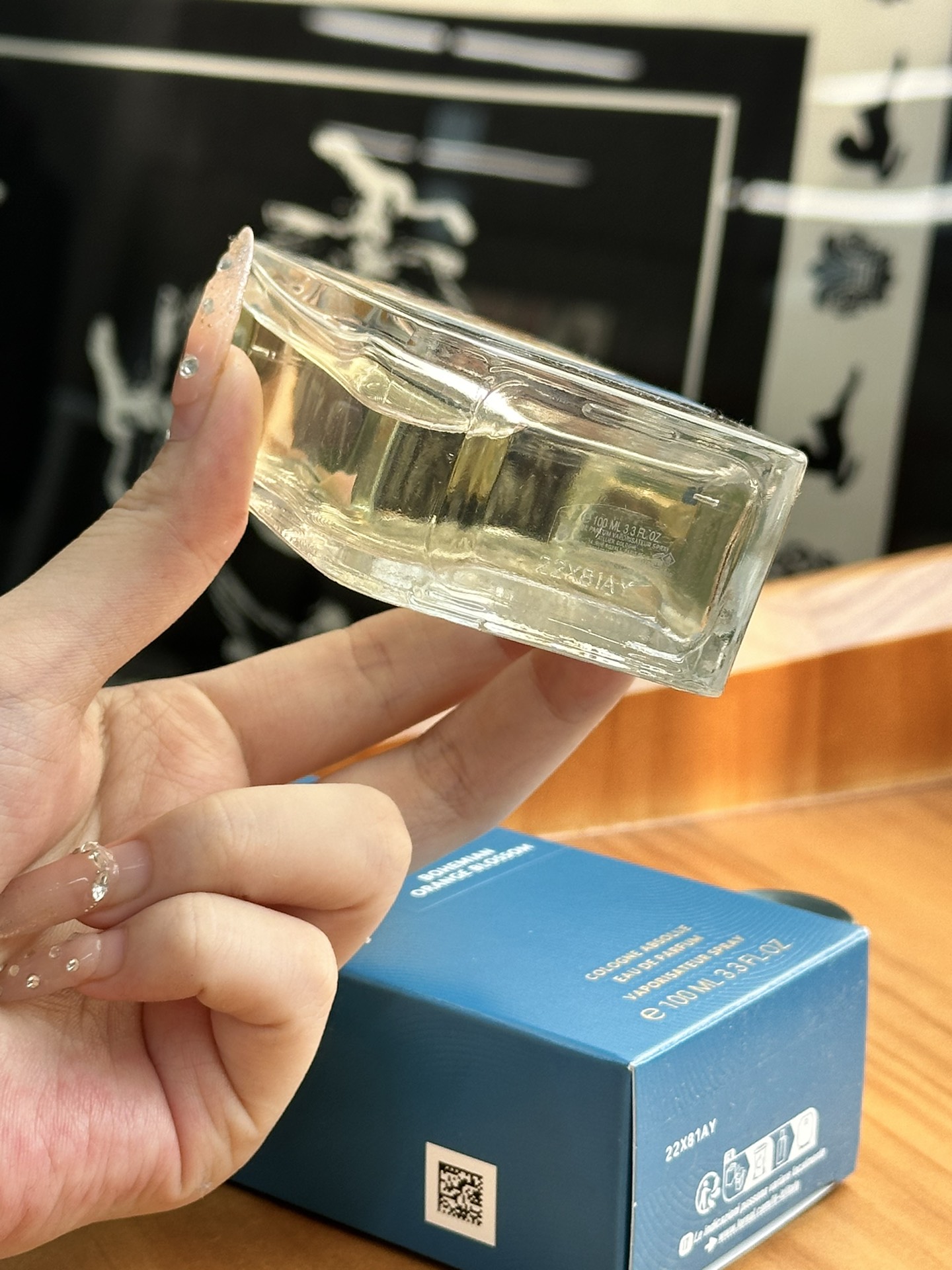 this luminous fragrance opens with warm - Comprehensive 8