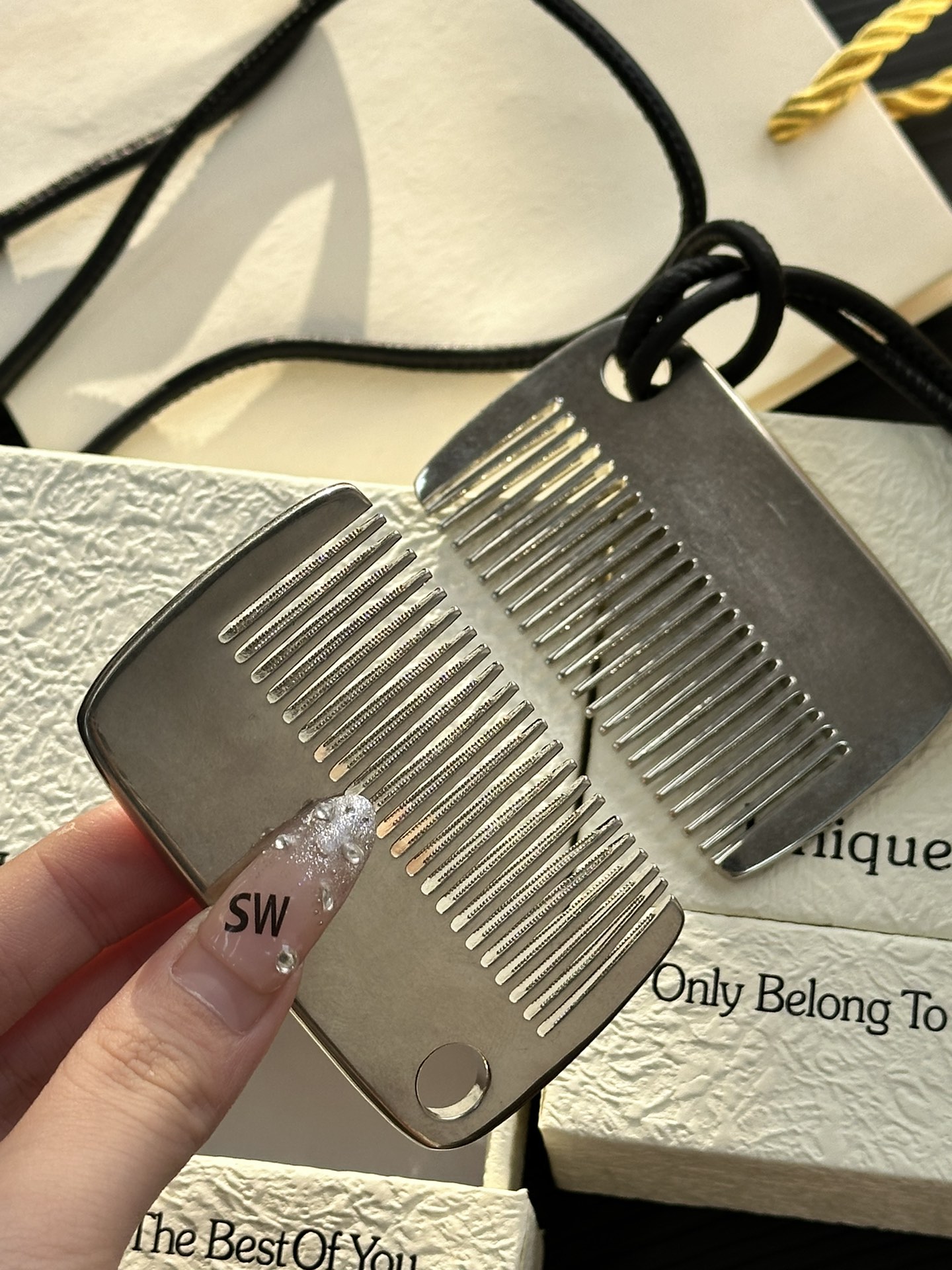 项链的材质选用的是银镀金,这种材质使得项链整体呈现出璀璨夺目的光泽 6