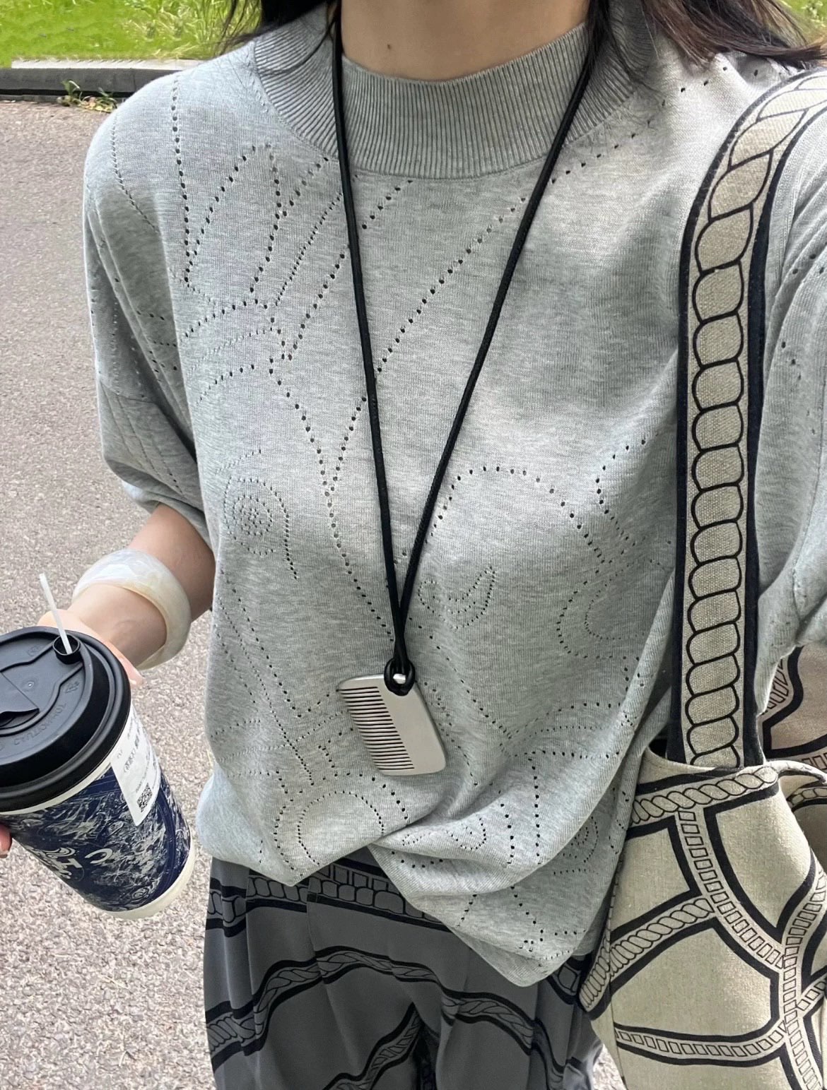 梳子项链的搭配非常灵活,可以与各种风格的服装相搭配、不信,你看看这些上身图各种风格都有,但是跟这个项链都融合的恰到好处,每一个都有自己的风格味道 4