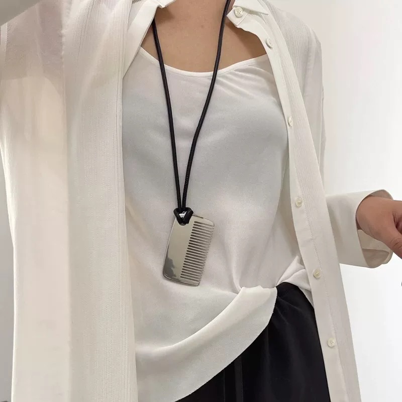 梳子项链的搭配非常灵活,可以与各种风格的服装相搭配、不信,你看看这些上身图各种风格都有,但是跟这个项链都融合的恰到好处,每一个都有自己的风格味道 3