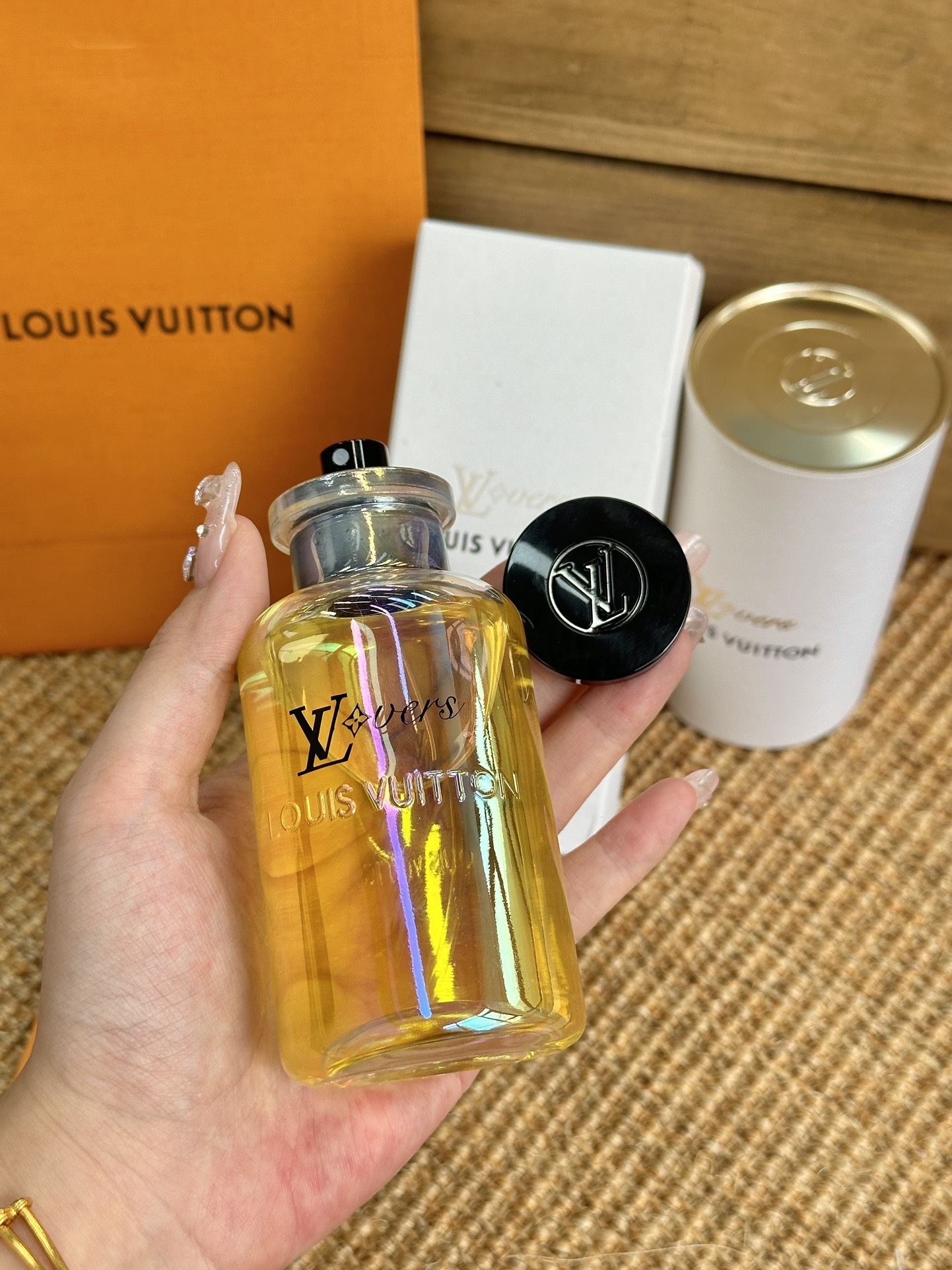全新淡香水 LVERS 灵感来自灿烂的夏日阳光 7