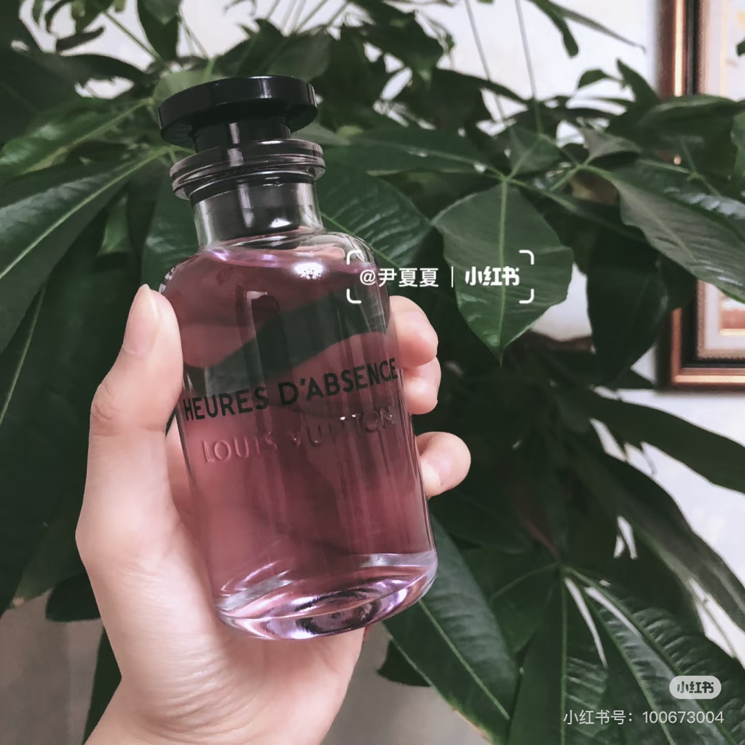 Upon initial application, the fragrance opens with a fresh, delightfully - Comprehensive 5
