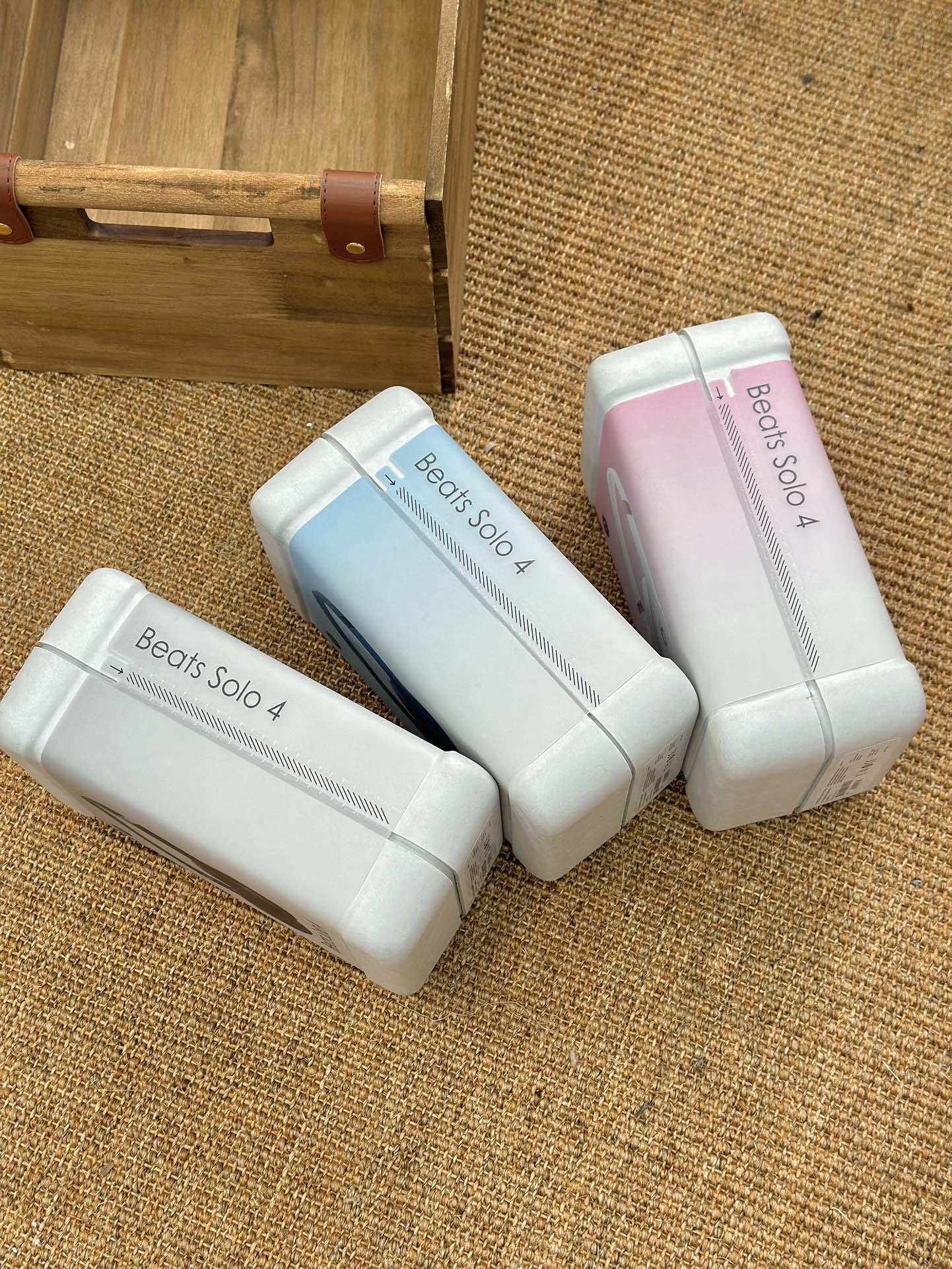 the headphones include a black carrying pouch, a charging cable, an - Comprehensive 3