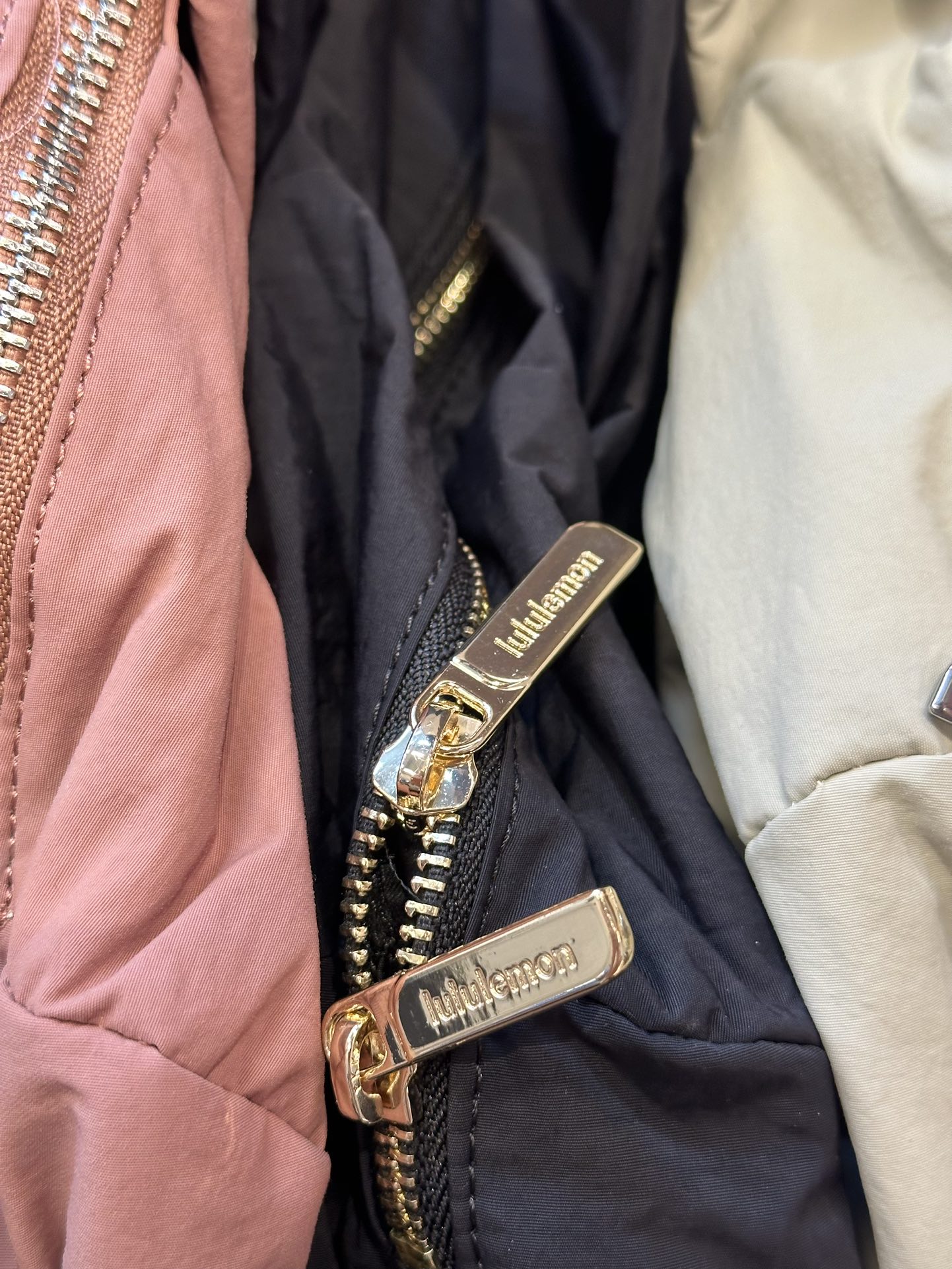 Hardware detailing throughout the bag - Comprehensive 7