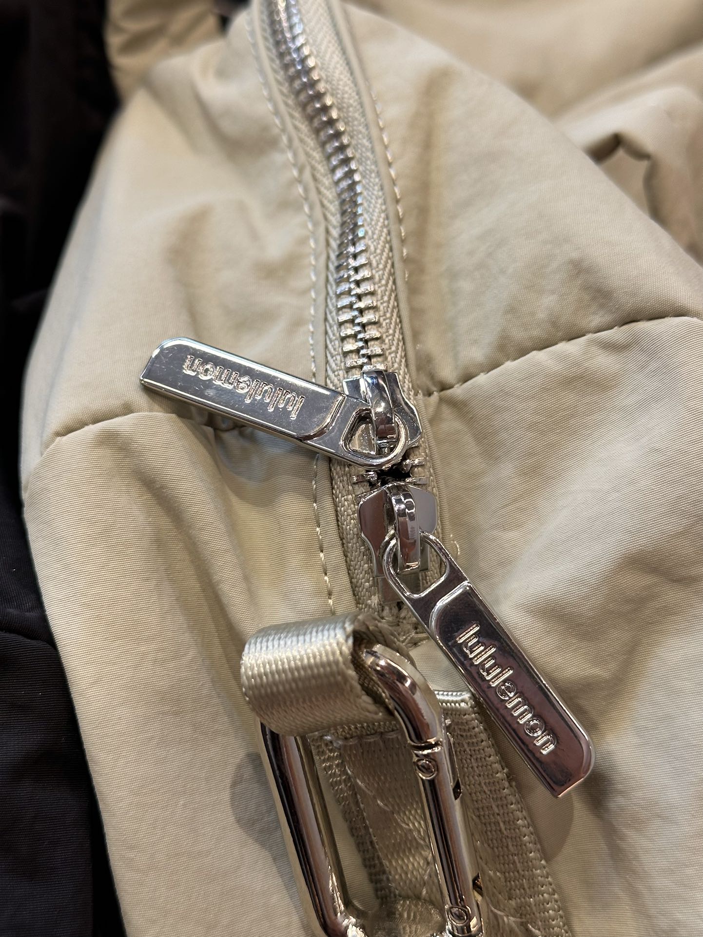 Hardware detailing throughout the bag - Comprehensive 8