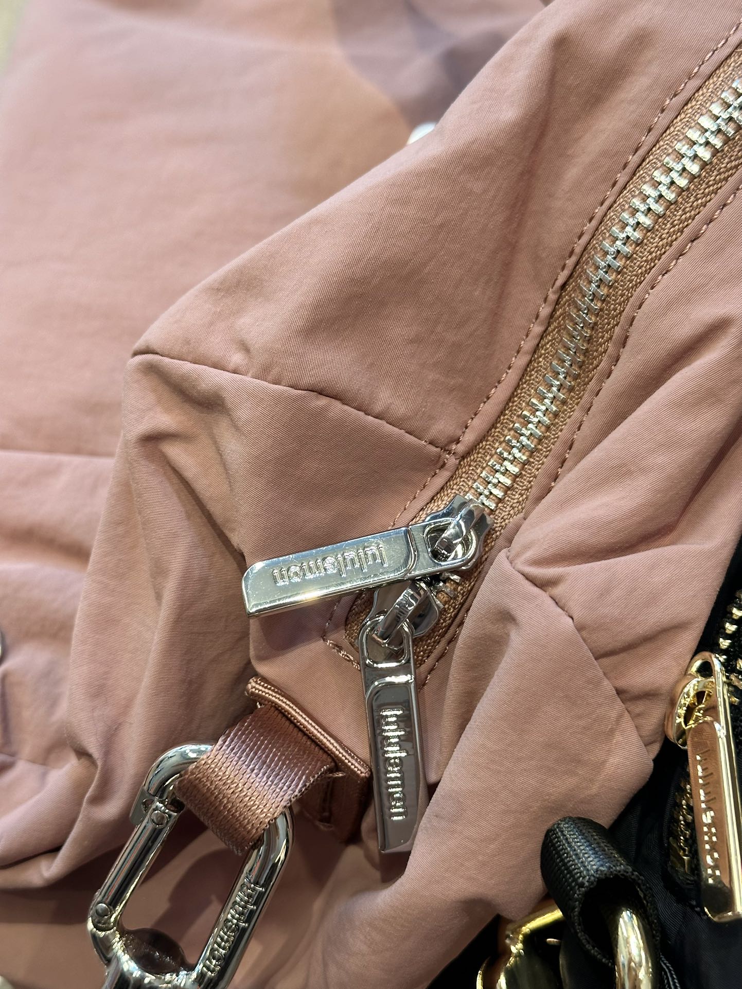 Hardware detailing throughout the bag - Comprehensive 9