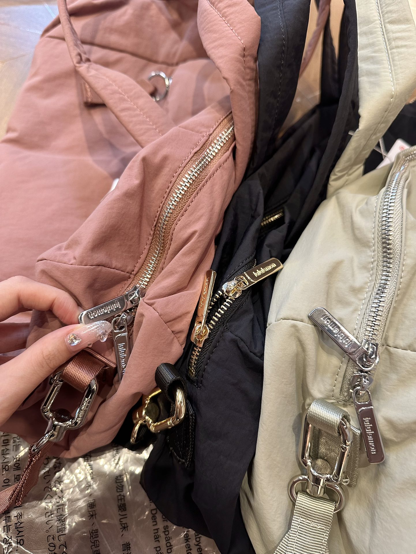 Hardware detailing throughout the bag - Comprehensive 3