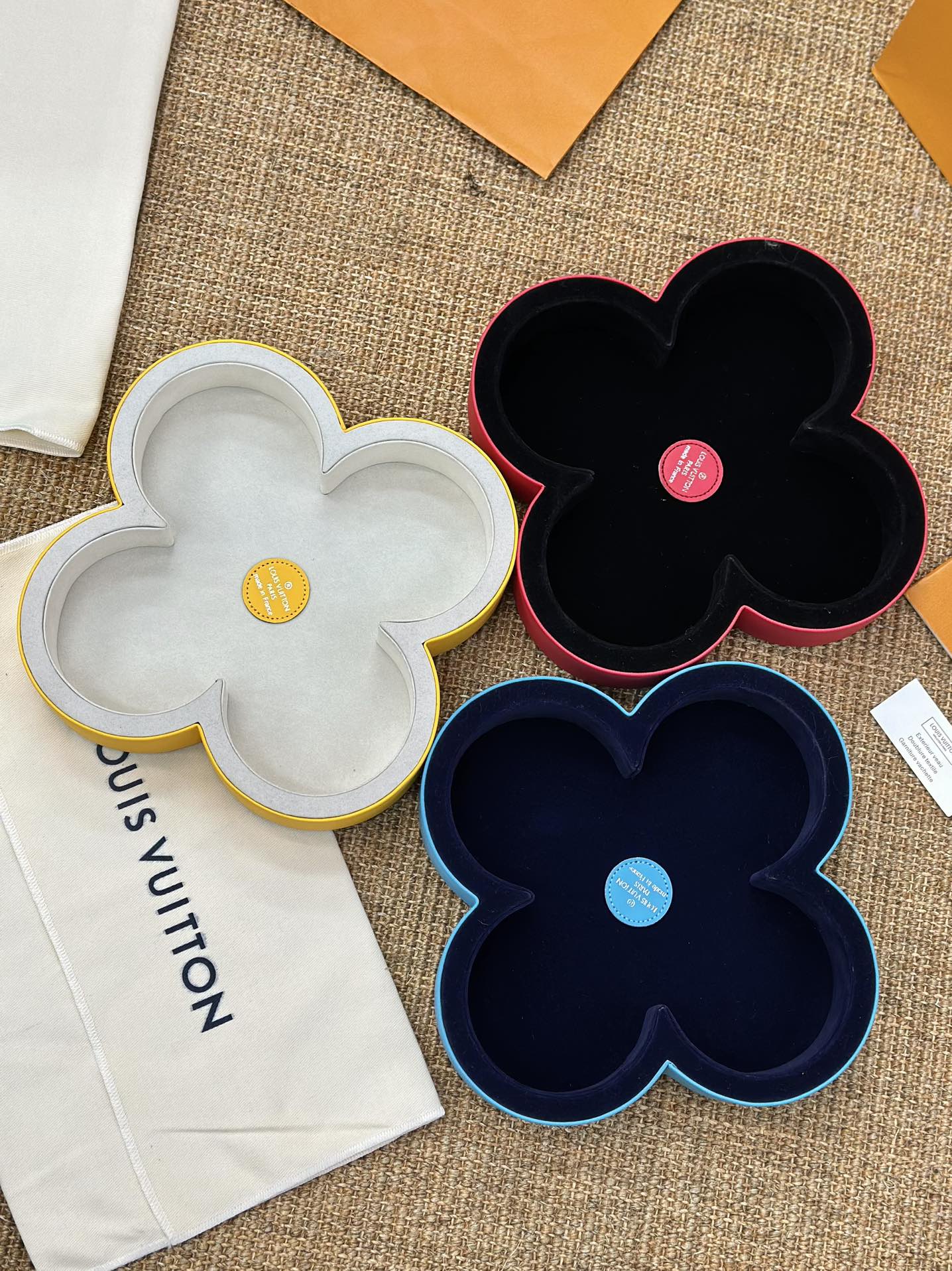Designed to store and protect fine jewelry, this Louis Vuitton Clover - Comprehensive
