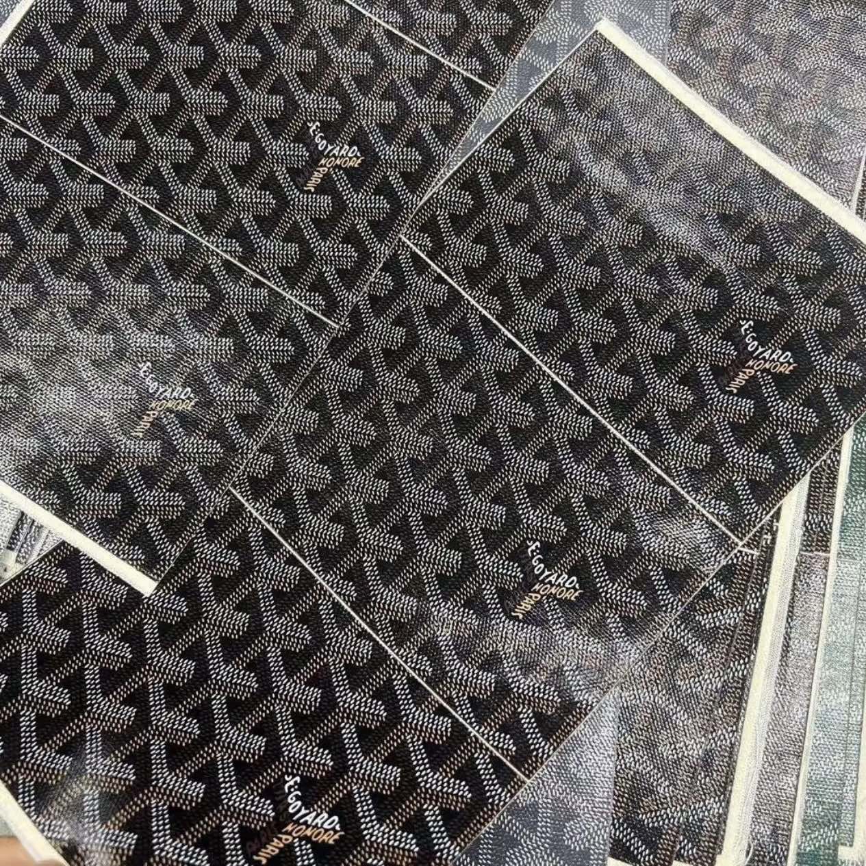 狗牙老花料本质就是加了涂层的帆布,与驴家古驰这些都是一样的工艺,真的料并不像是传统的老花料那样一大卷一大的卷过来的 4