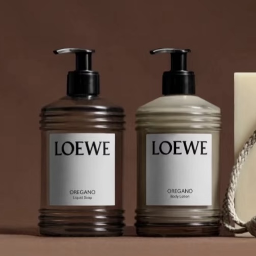 NO:811003,The most useful shower gel and body lotion of the year is now available in a gift box version!  The set combination is awesome!  !  !  , toiletries19860909年度最最最好用的沐浴露身体乳 出礼盒版本了！套装组合 太棒了吧！！！,洗护用品,accessory
