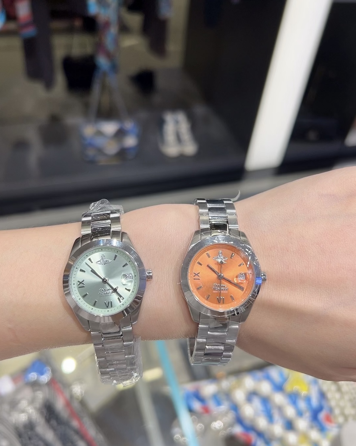 The small model presents refined proportions with an elegant, sophistica - Watch 2