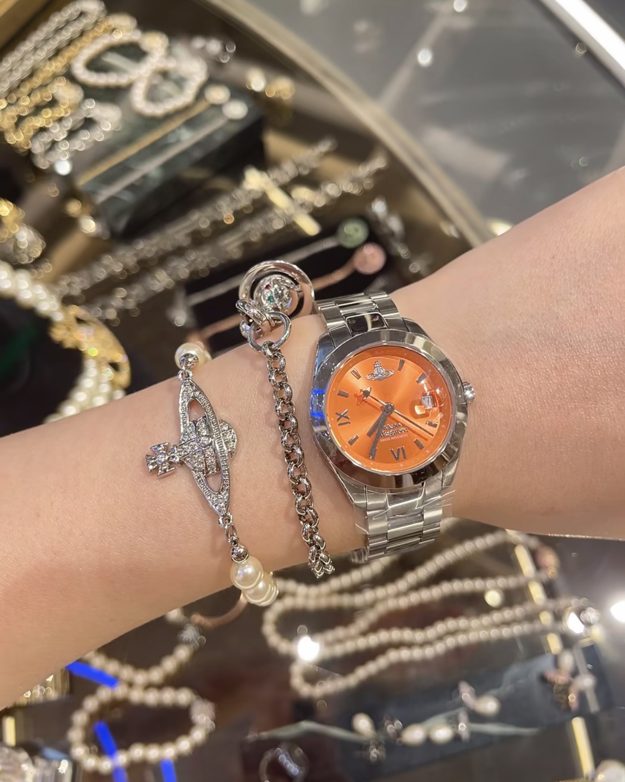 The small model presents refined proportions with an elegant, sophistica - Watch 4