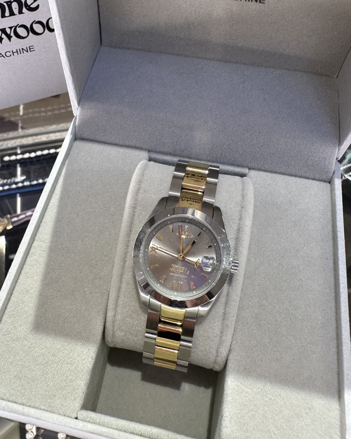 The small model presents refined proportions with an elegant, sophistica - Watch 5