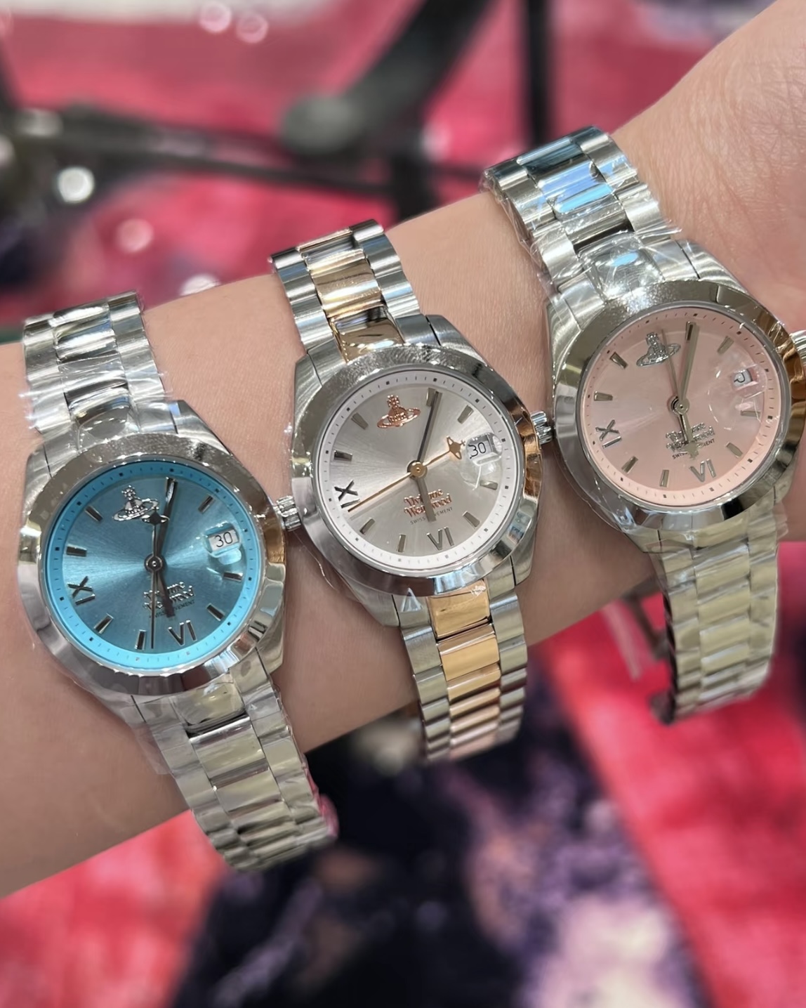 The small model presents refined proportions with an elegant, sophistica - Watch 9