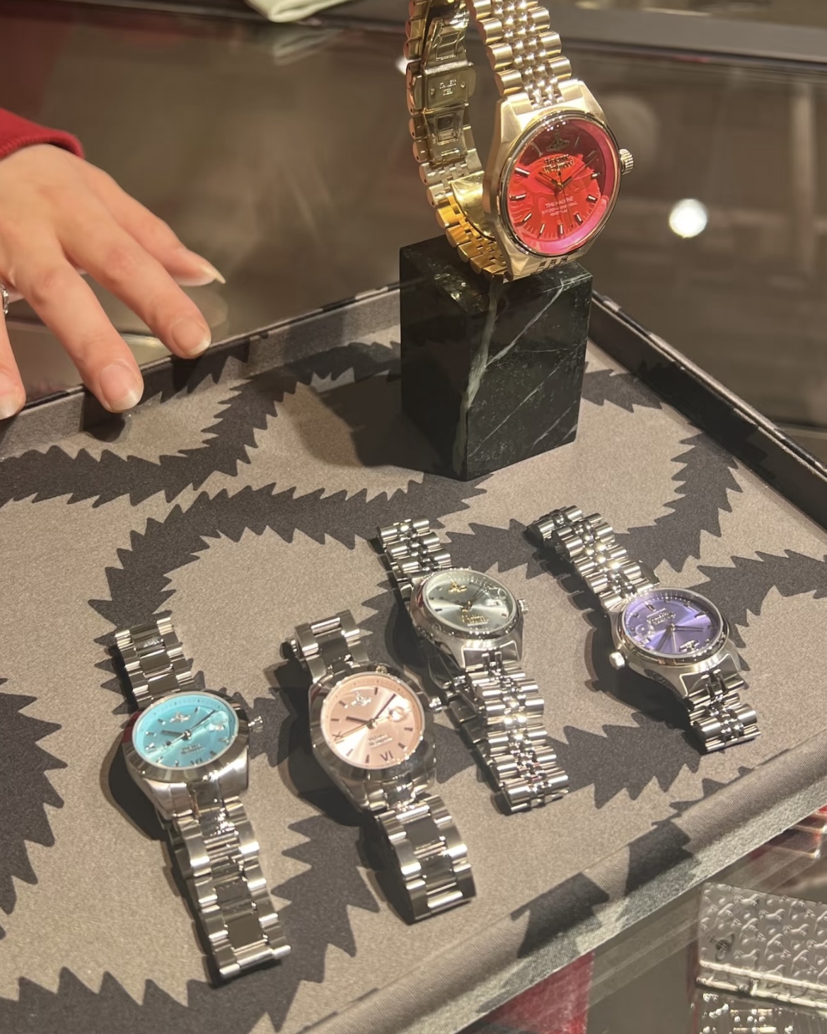 The small model presents refined proportions with an elegant, sophistica - Watch 6