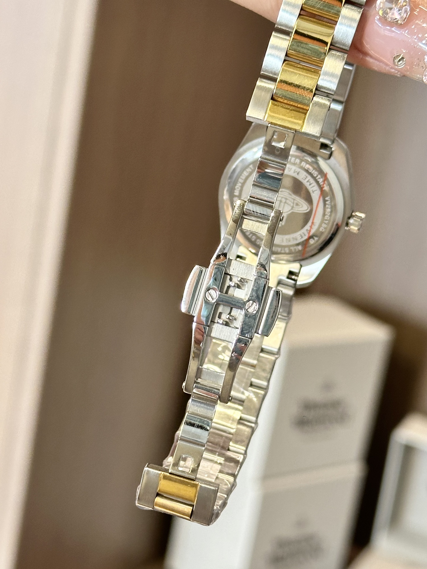 Bracelet:** 316L stainless steel - Lifestyle 3