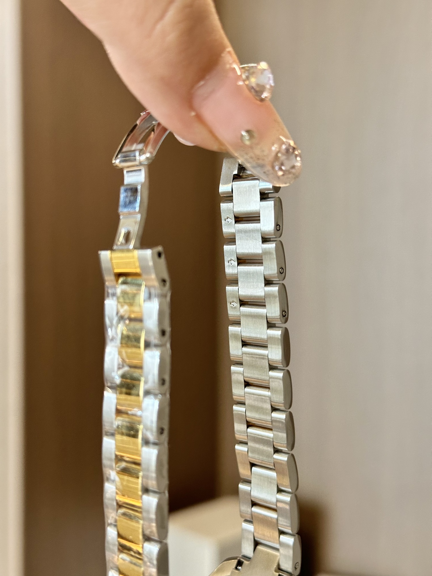 Bracelet:** 316L stainless steel - Lifestyle 4